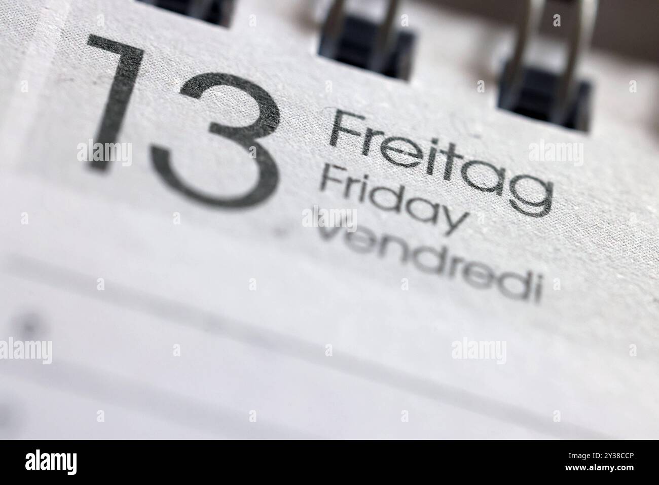 Auf einem Kalender, Tischkalender wird der heutige Tag, Freitag der 13 angezeigt. Viele Menschen glauben, dass besonders an diesem Tag viele Ungluecke Unglücke passieren koennen können. Tischkalender im Siegerland AM 13.09.2024 a Siegen/Deutschland. *** Su un calendario, calendario da scrivania oggi, venerdì 13 è visualizzato molte persone credono che soprattutto in questo giorno molti incidenti possono accadere calendario da scrivania in Siegerland il 13 09 2024 a Siegen Germania Foto Stock