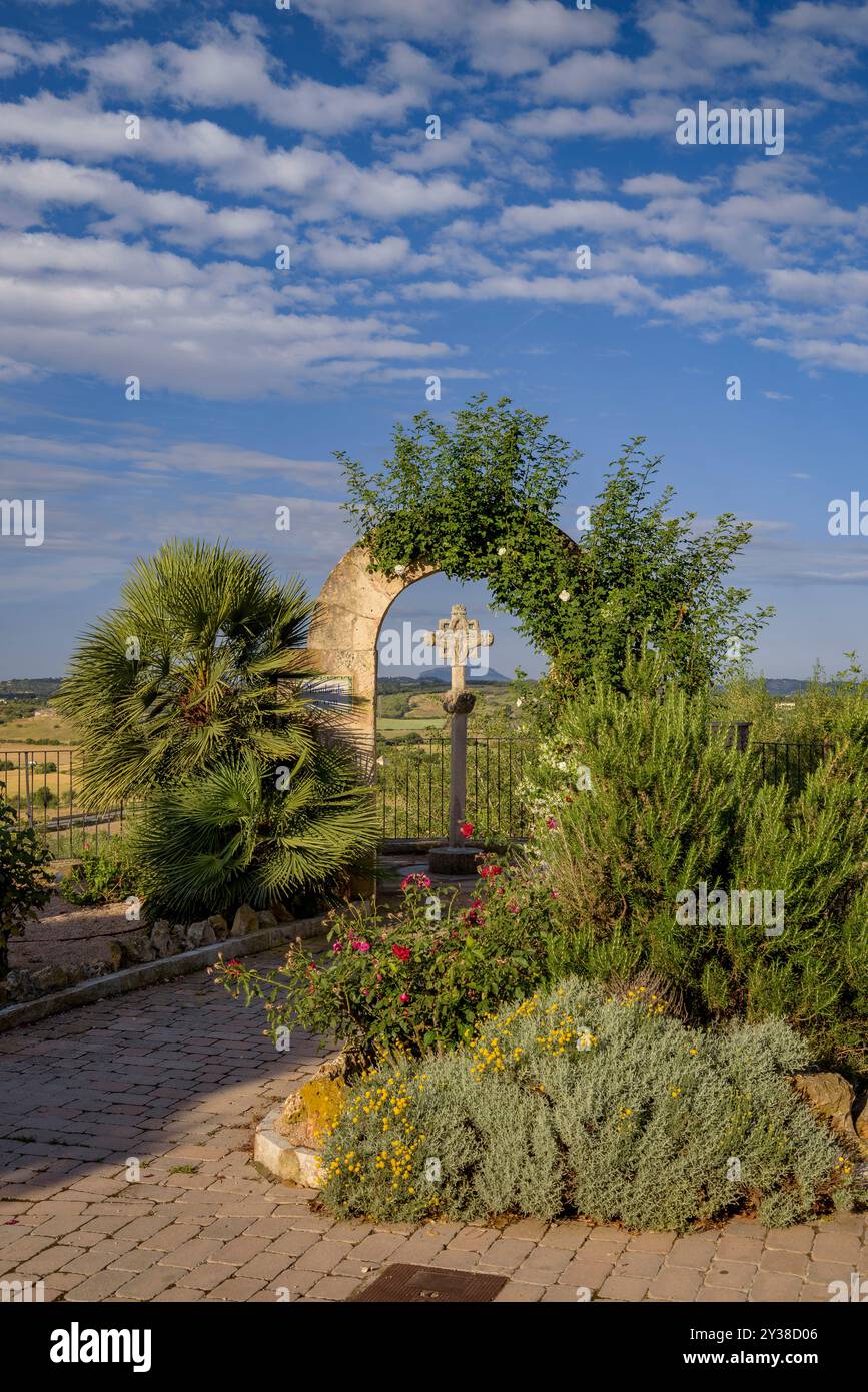 Punto panoramico del Mirador de sa Creu, ad Ariany, in una mattinata primaverile a Pla de Mallorca (Maiorca, Isole Baleari, Spagna) ESP: Mirador de sa Creu, en Ariany Foto Stock