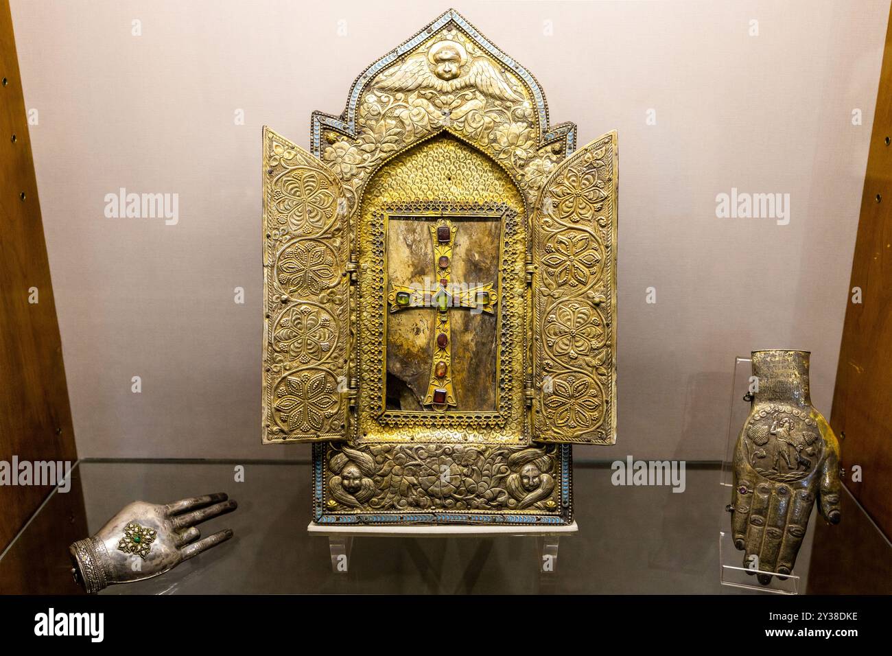 Etchmiadzin, Armenia - 23 giugno 2024: Reliquiario con pezzo dell'Arca di Noè nel Museo del Tesoro della sede madre del Santo Etchmiadzin. La reliquia dell’Arca di Noè Foto Stock