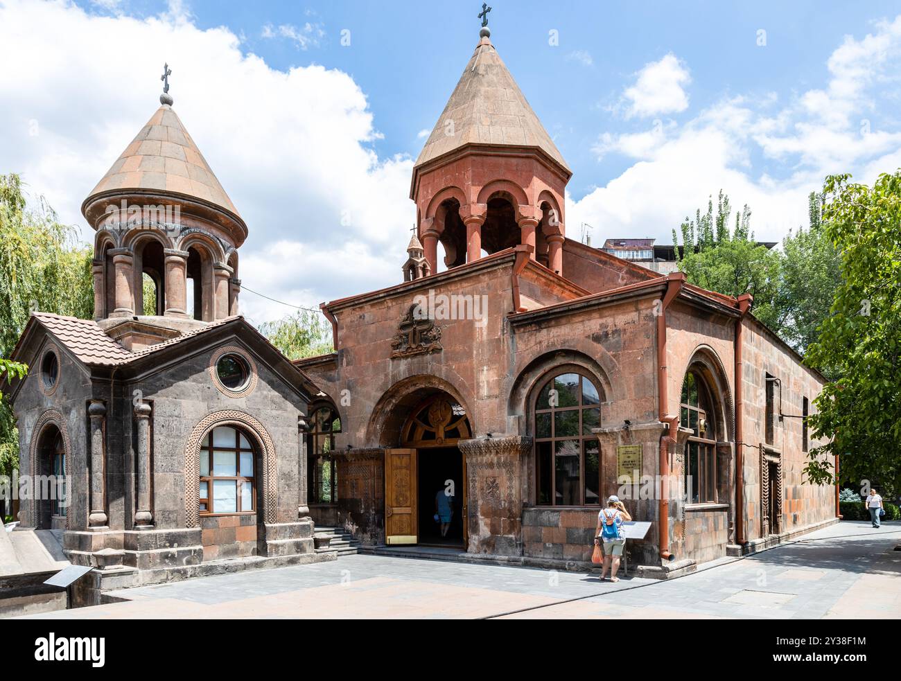 Erevan, Armenia - 29 giugno 2024: Mausoleo della Cappella di Sant'Anania Apostolo e Chiesa di Sant'Astvatsatsin (Santa madre di Dio) a Erevan cit Foto Stock