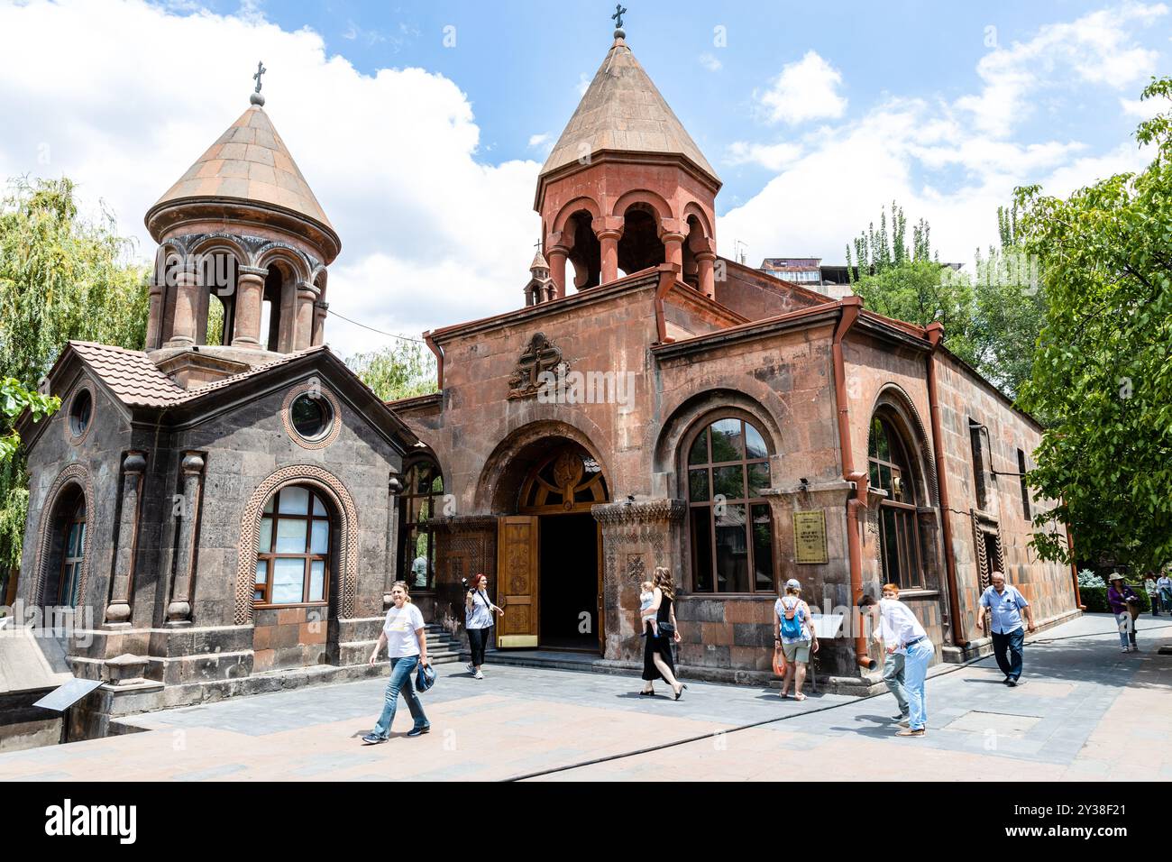 Erevan, Armenia - 29 giugno 2024: Persone vicino alla Cappella-Mausoleo di Sant'Anania Apostolo e Zoravor Santa Astvatsatsin (Santa madre di Dio) Chiesa in Foto Stock