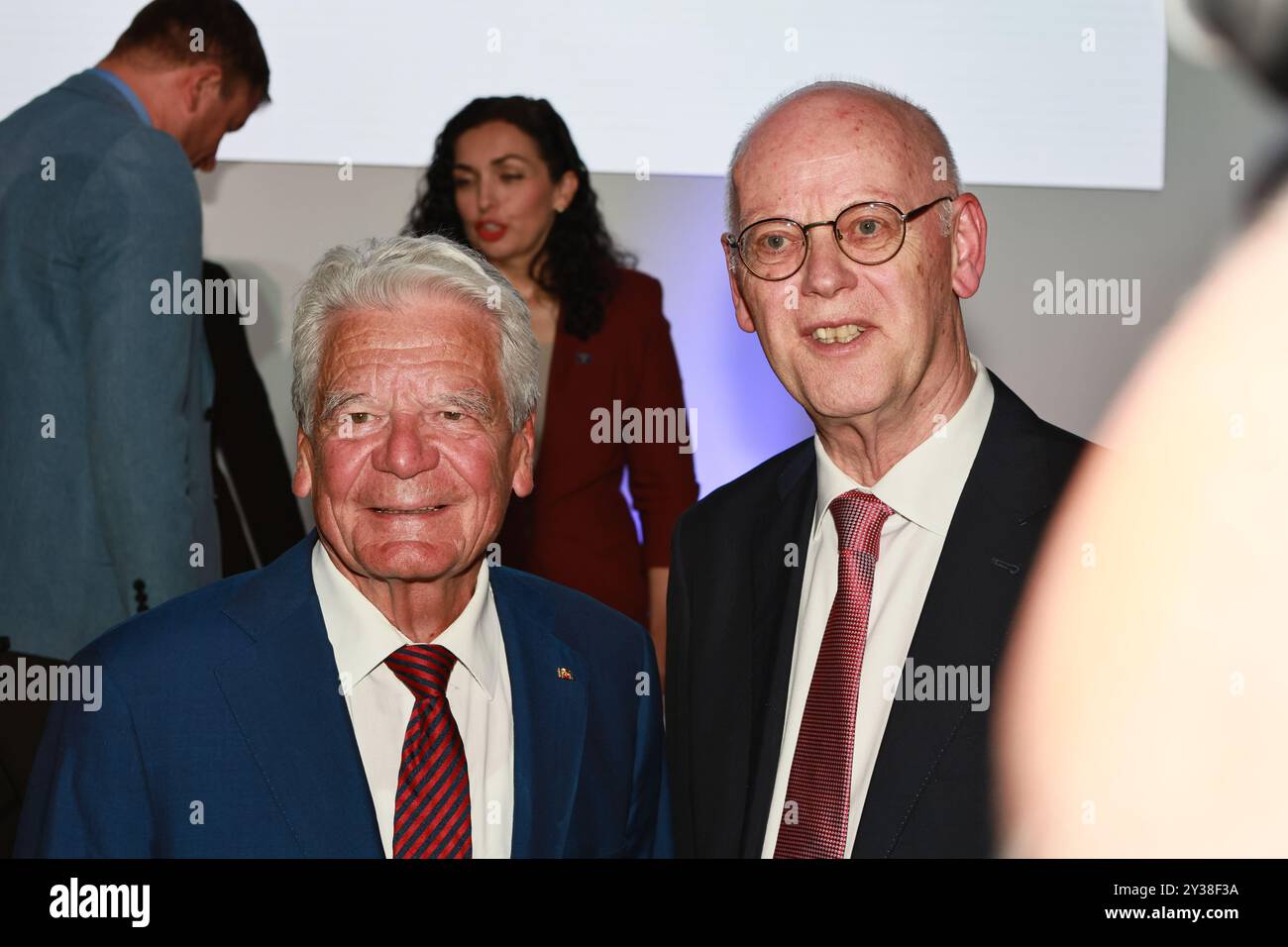 Potsdam, Germania, 12 settembre 2024 (L-R) Joachim Gauck (ex presidente federale) e Rudolf Scharping (ex ministro della difesa) partecipano alla cerimonia di premiazione del M100 Media Award 2024 nell'Orangery Sanssouci. Sven Said/Alamy Live News Foto Stock