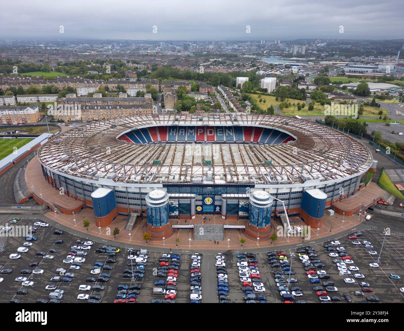 Vista aerea dal drone dello stadio di calcio Hampden Park a Glasgow, Scozia, Regno Unito Foto Stock