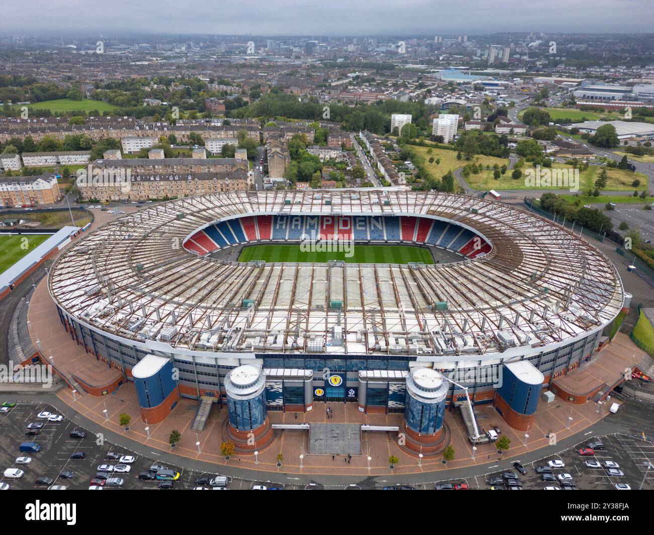 Vista aerea dal drone dello stadio di calcio Hampden Park a Glasgow, Scozia, Regno Unito Foto Stock