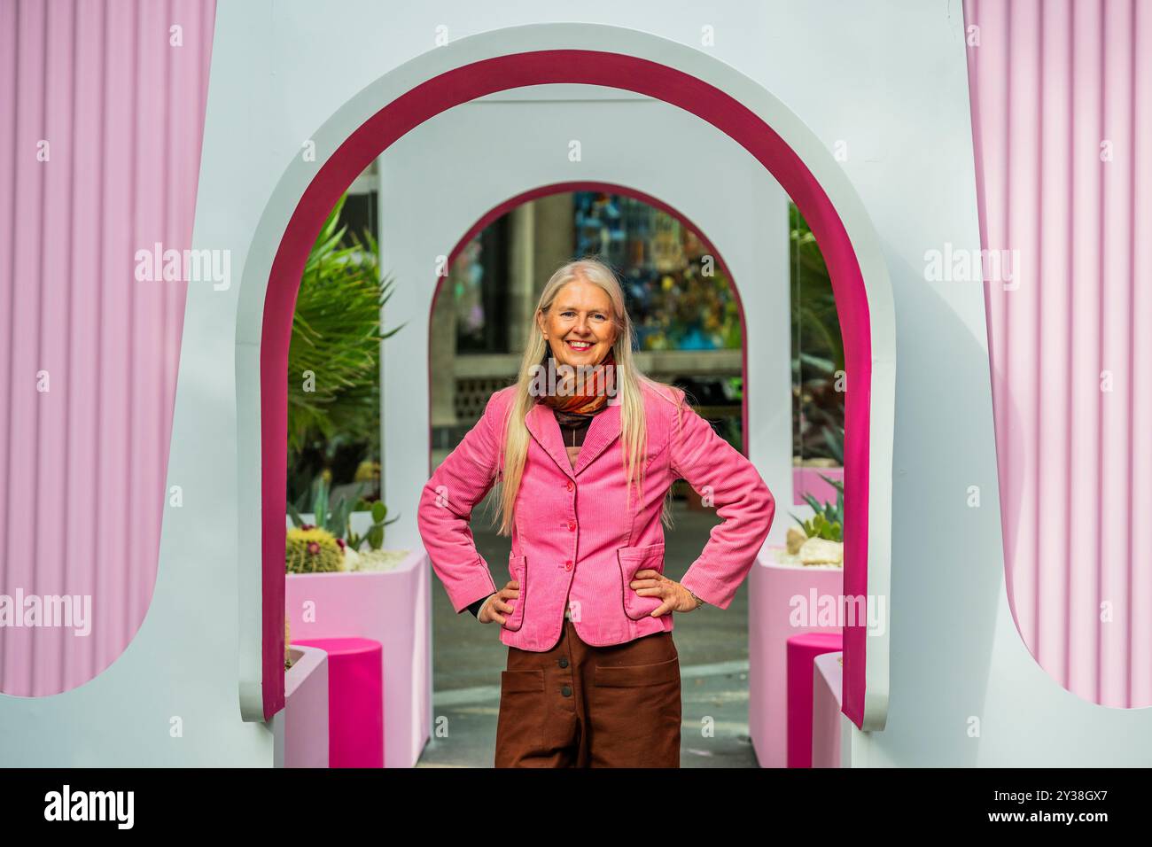 Londra, Regno Unito. 12 settembre 2024. "Padiglione delle meraviglie" di Nina Tolstrup (nella foto Infinity Garden) di Studiomama, presentato da Barbie e visita Greater Palm Springs - London Design Festival torna nella capitale per la sua 22a edizione dal 14-22 settembre 2024. Fonde la Casa dei sogni di Barbie con la moderna architettura di metà secolo di Greater Palm Springs attraverso tre padiglioni interattivi progettati per i visitatori di tutte le età. Crediti: Guy Bell/Alamy Live News Foto Stock