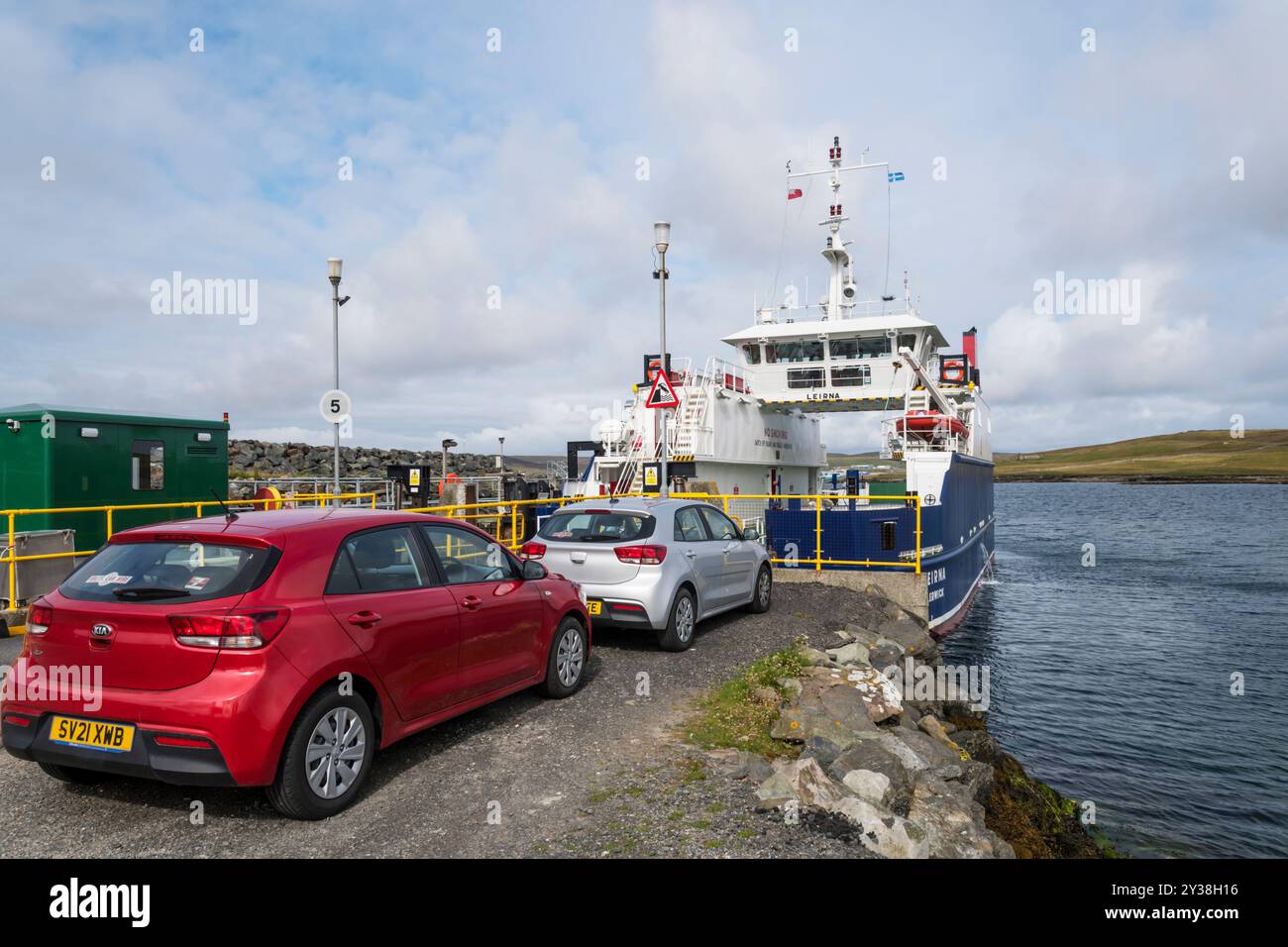Traghetto Leirna al terminal dei traghetti di Maryfield a Bressay, Shetland. Foto Stock
