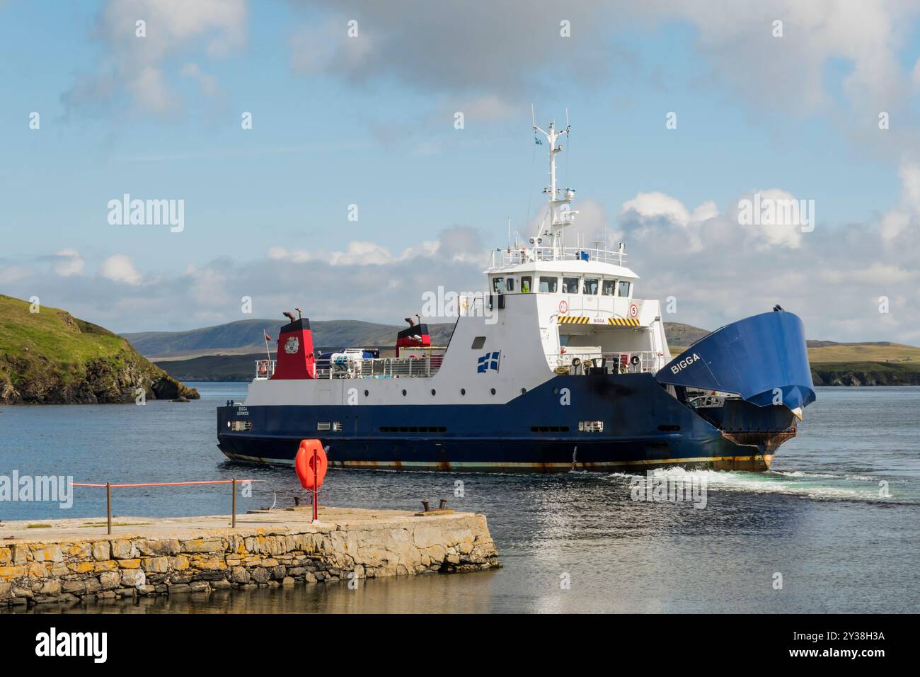 Il traghetto Unst e Fetlar, Bigga, arriva al terminal dei traghetti Gutcher sull'isola di Yell, Isole Shetland. Foto Stock