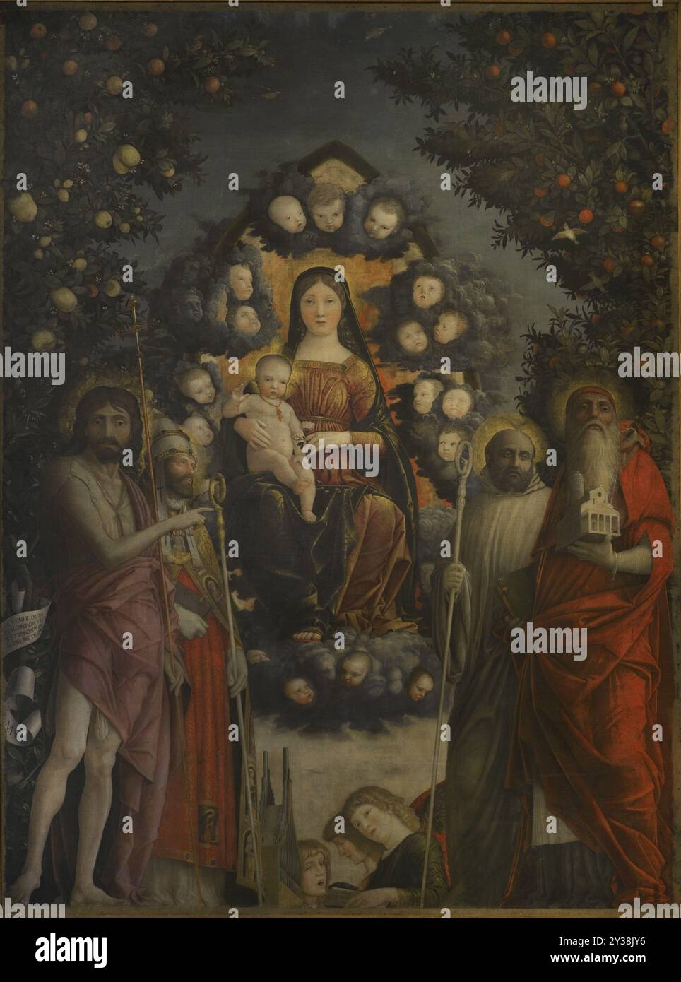 Andrea Mantegna (1431-1506). Pittore rinascimentale italiano. "Trivulzio Madonna", 1497. Madonna in gloria con Sts. Giovanni Battista, Gregorio il grande, Benedetto e Girolamo. Tempera su tela (287 x 214 cm). Pinacoteca Castello Sforzesco, Milano, Italia. Foto Stock
