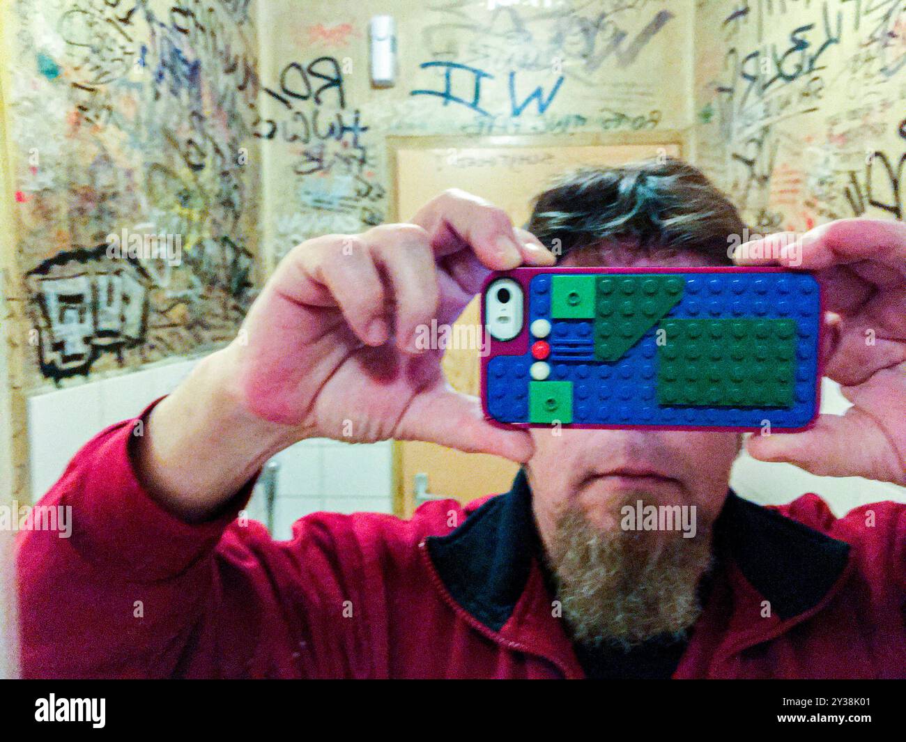 Selfie in bagno Autoritratto / Selfie in bagno di Cafe Weemoed utilizzando uno smartphone Apple iPhone con Lego Nack. Tilburg, Paesi Bassi. MRYES Tilburg Cafe Weemoed Noord-Brabant Nederland Copyright: XGuidoxKoppesxPhotox Foto Stock