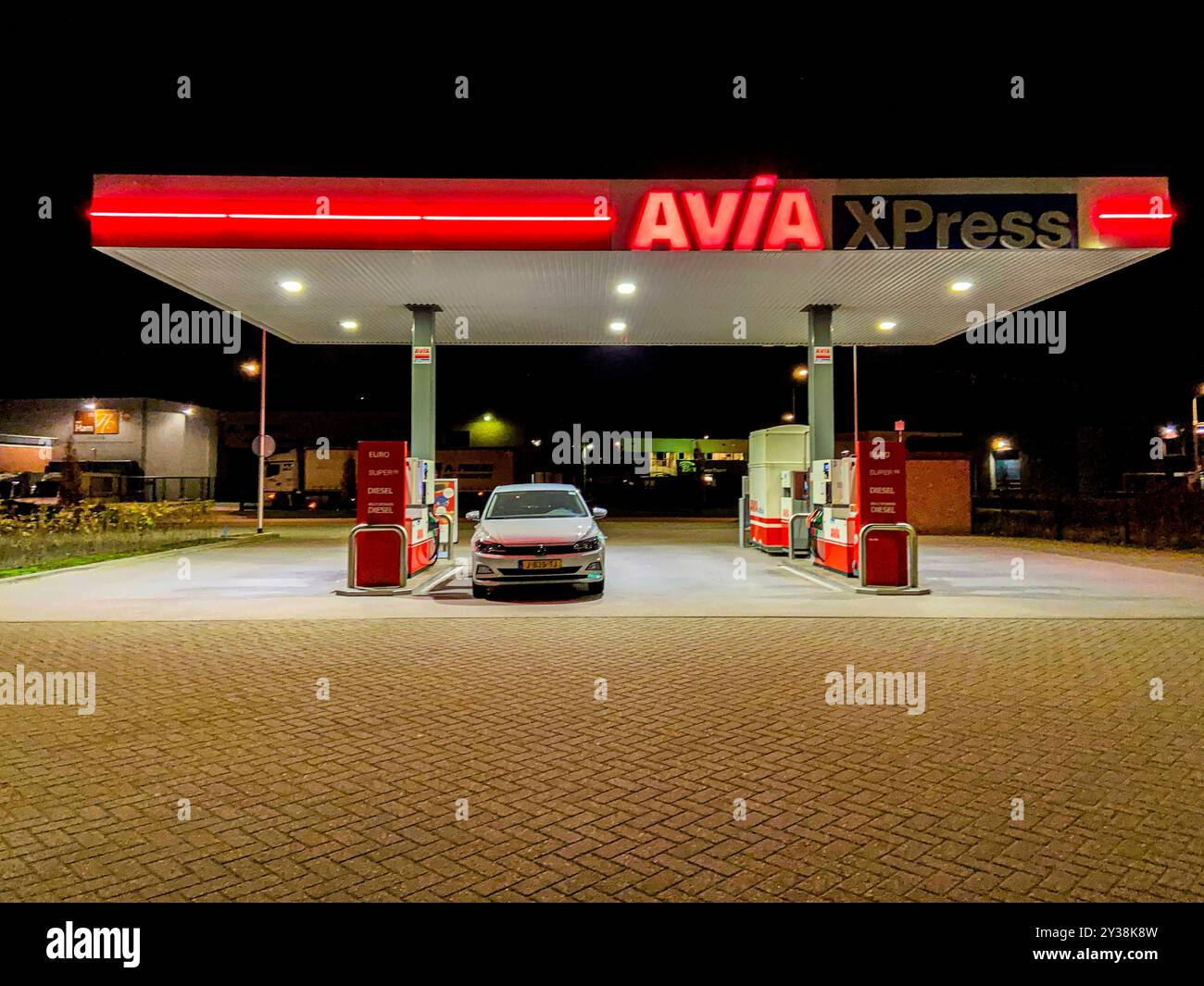 Gas e Fuelstration al Polo Volkswagon di notte visita a una stazione di rifornimento serale per rifornire il serbatoio di gas con combustibili fossili. Diessen, Paesi Bassi. Diesen N269 Noord-Brabant Nederland Copyright: XGuidoxKoppesxPhotox Foto Stock