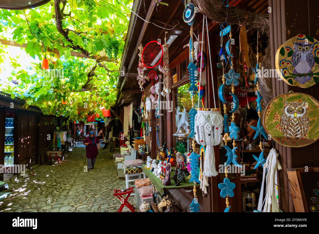 Negozi di souvenir o souvenir fatti a mano a Safranbolu Yemeniciler Arastasi o Arasta Bazaar. Safranbolu Karabuk Turchia - 7.29.2024 Foto Stock