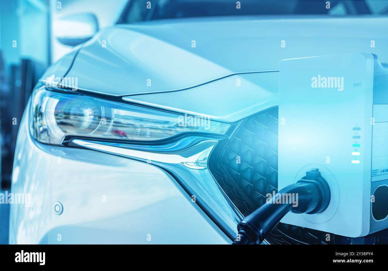 Stazione di ricarica per veicoli elettrici e auto EV in un moderno showroom. Concessionaria di veicoli elettrici. Energia pulita e sostenibile. Ricarica EV commerciale Foto Stock