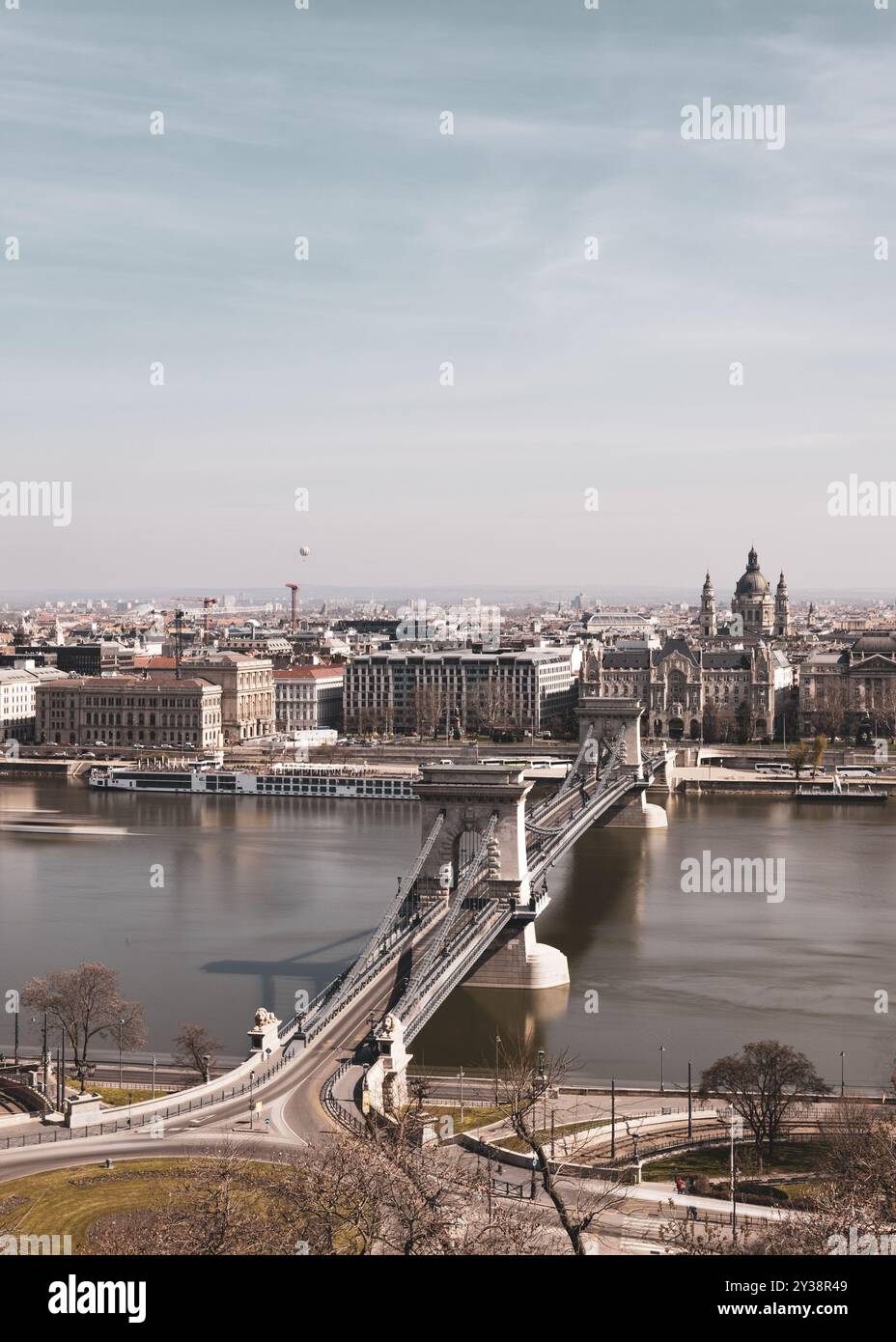 Vista aerea del Ponte delle catene che attraversa il Danubio a Budapest, Ungheria, con edifici storici sullo sfondo. Foto Stock