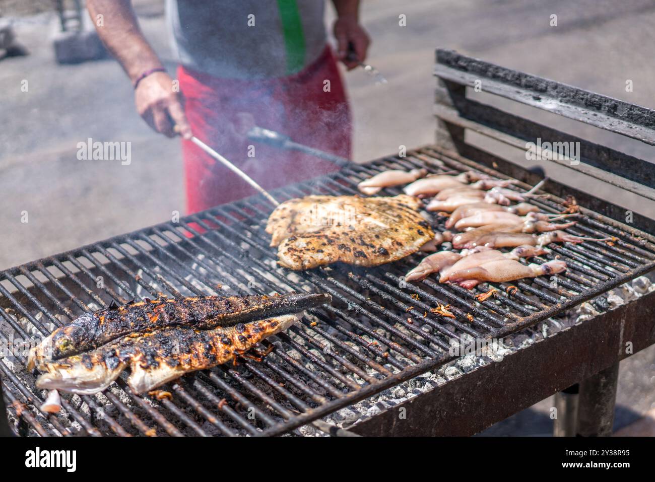 Un vivace barbecue all'aperto in un ristorante a Matosinhos, Porto, Portogallo, che propone pesce fresco grigliato alla perfezione. Foto Stock