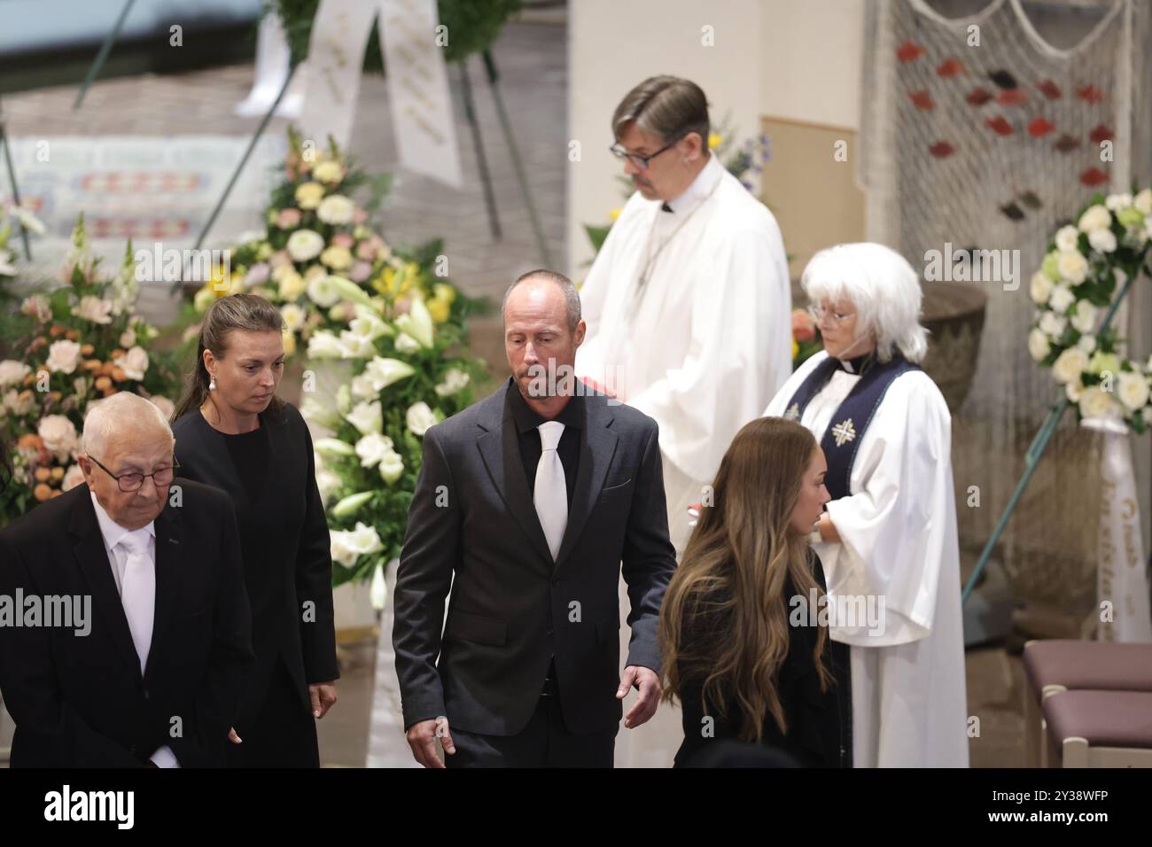 Torsby, Svezia. 13 settembre 2024. Il padre di Sven-Goran Eriksson Sven Eriksson, il figlio Johan Eriksson e la figlia Lina Eriksson durante il servizio funebre per l'allenatore di calcio Sven-Göran Eriksson nella chiesa di Fryksände a Torsby, Svezia, il 13 settembre 2024. Foto: Adam Ihse/TT/Code 9200 crediti: TT News Agency/Alamy Live News Foto Stock