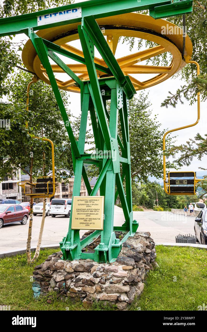 Tsaghkadzor, Armenia - 14 luglio 2024: Vecchia stazione della funivia nella città di Tsaghkadzor, Armenia, in estate giorno nuvoloso Foto Stock