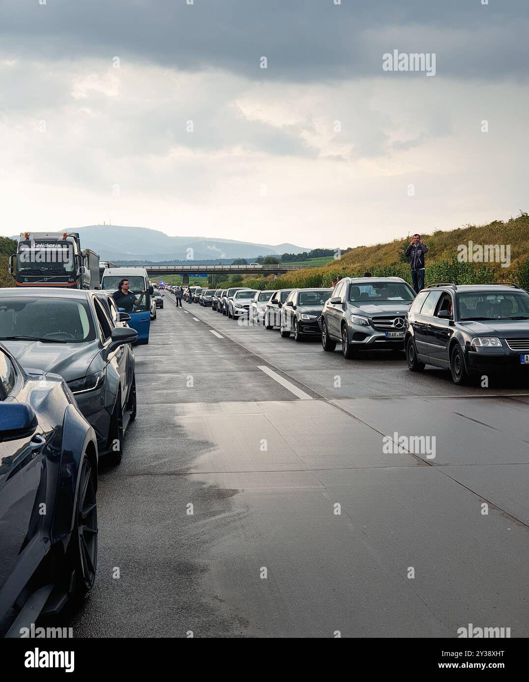 Rettungsgasse in un ingorgo stradale sull'autostrada. I conducenti hanno liberato uno spazio tra la corsia sinistra e quella successiva per i veicoli di emergenza. Foto Stock