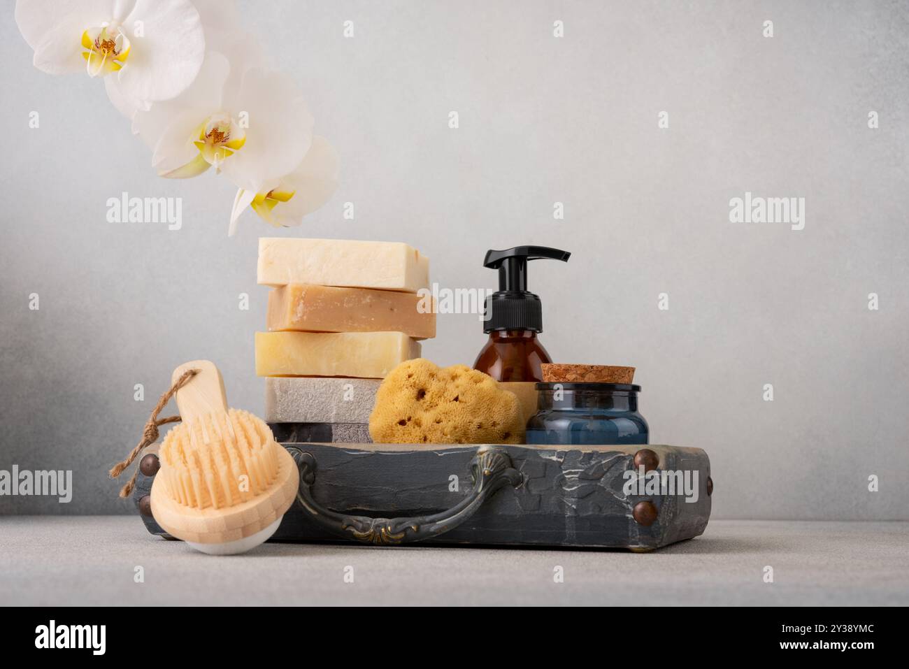 Un set da bagno splendidamente arredato con saponi fatti a mano, una spazzola posteriore in legno e una spugna naturale. Ideale per la cura della pelle naturale e per le routine di benessere Foto Stock