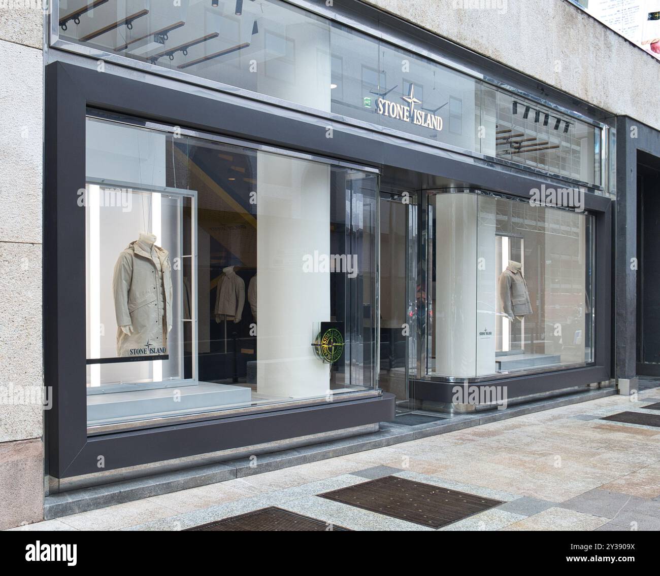 Il flagship store Stone Island in corso Matteotti Milano, autunno 2024. Foto Stock