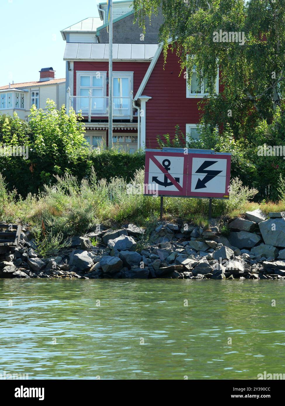 Gita in barca vicino a Karlskrona: Piccola isola con un segno di mare, vitale aiuto alla navigazione nell'arcipelago. Luogo popolare per i marinai e i turisti. Foto Stock
