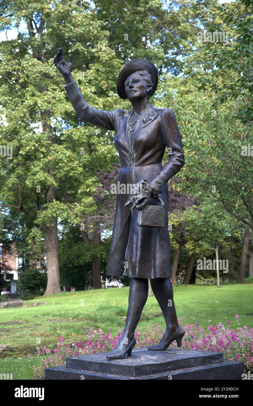 Statua della Principessa della Corona Märtha nel Parco del Palazzo centrale di Oslo, parco pubblico che circonda il Palazzo reale di Oslo, Norvegia Foto Stock