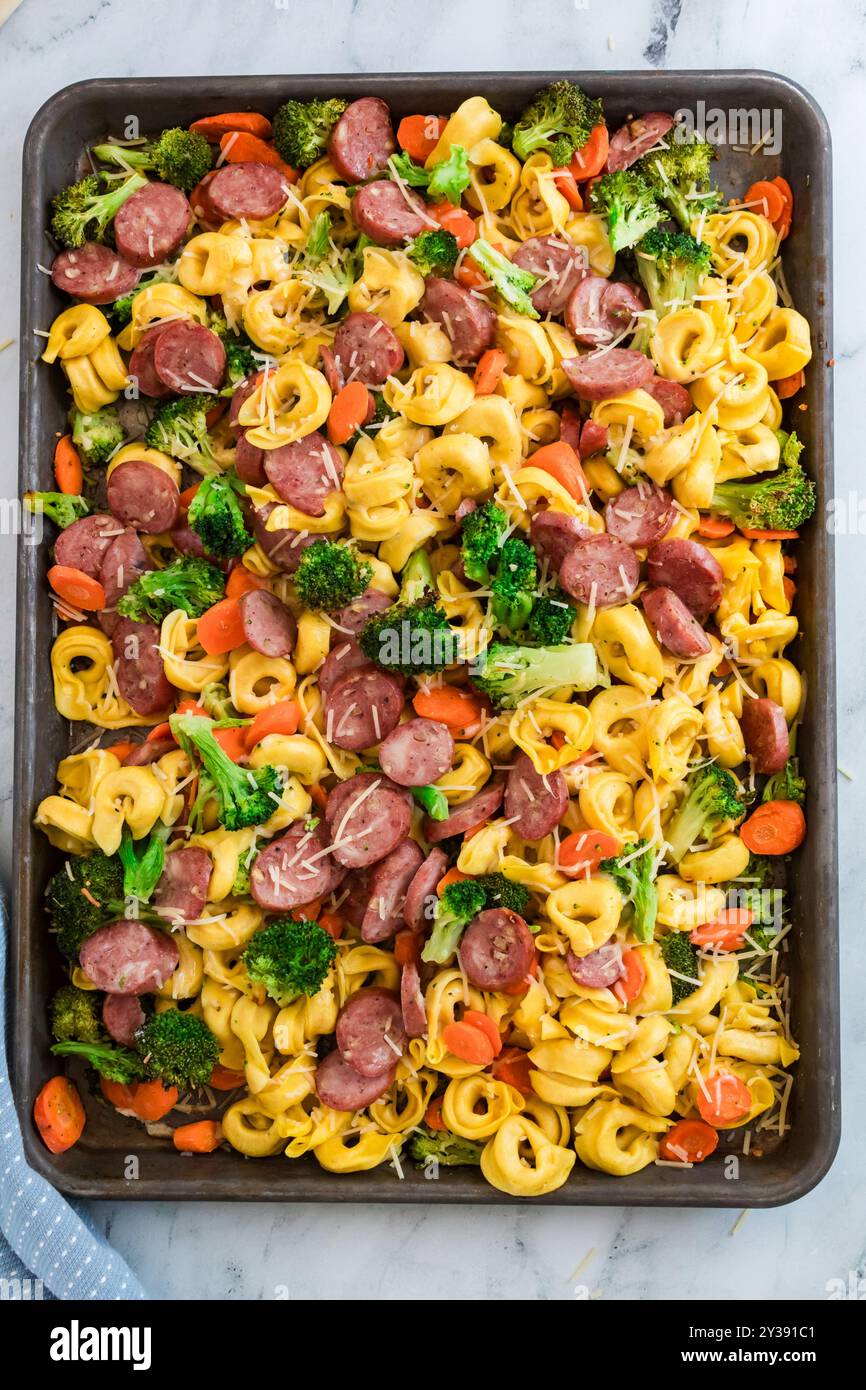 Tortellini semplici con salsiccia, broccoli e carote Foto Stock