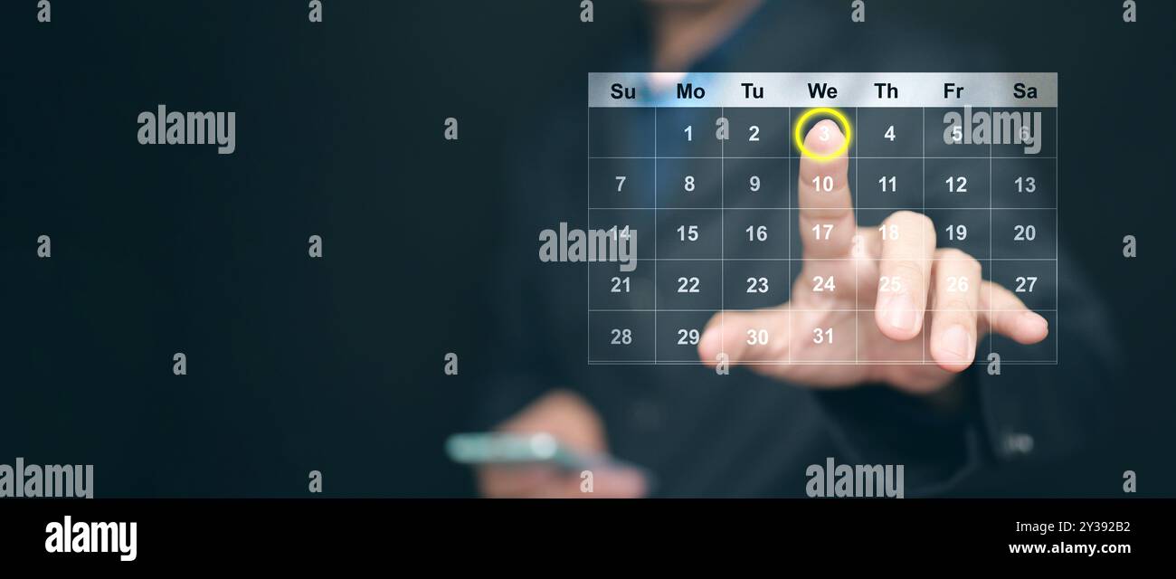Concetto di pianificazione e gestione del tempo. Un uomo gestisce il proprio tempo utilizzando l'interfaccia calendario su schermo virtuale per evidenziare la data e ricordargli di importare Foto Stock