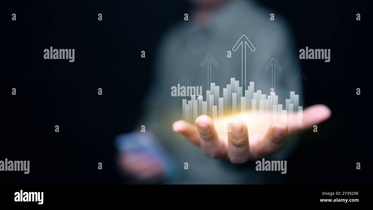 Concetto grafico di crescita di finanza, affari, investimenti o economia. Un uomo con le frecce, che sale in alto. La cartella e. Foto Stock