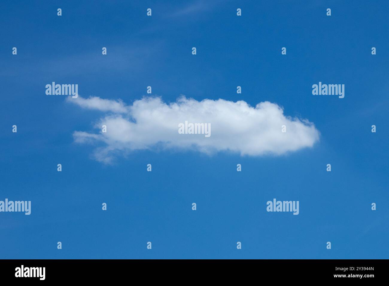 Nuvola Bianca sul cielo blu Foto Stock