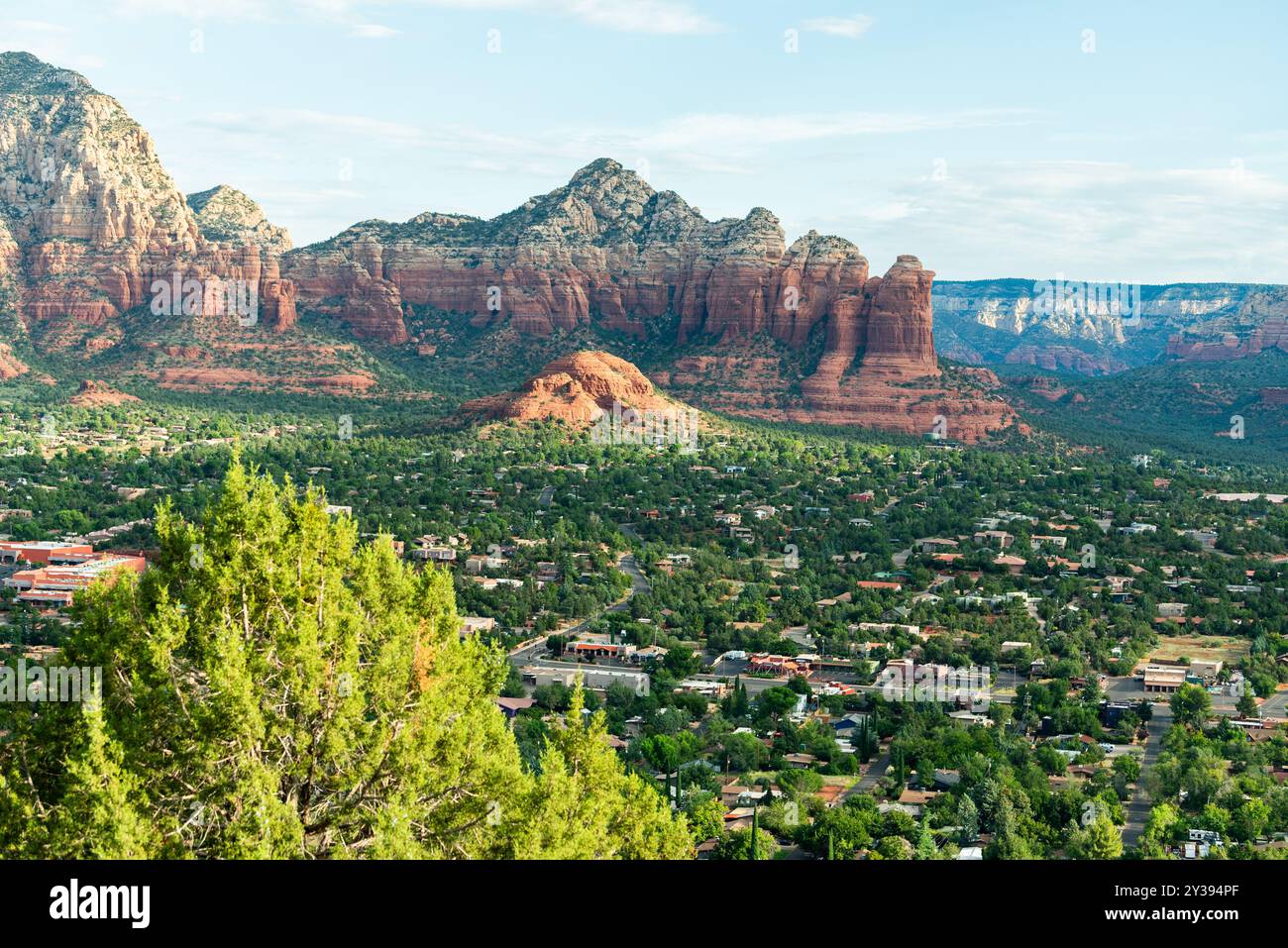 Le formazioni di roccia rossa di Sedona torreggiano su una vivace città desertica Foto Stock