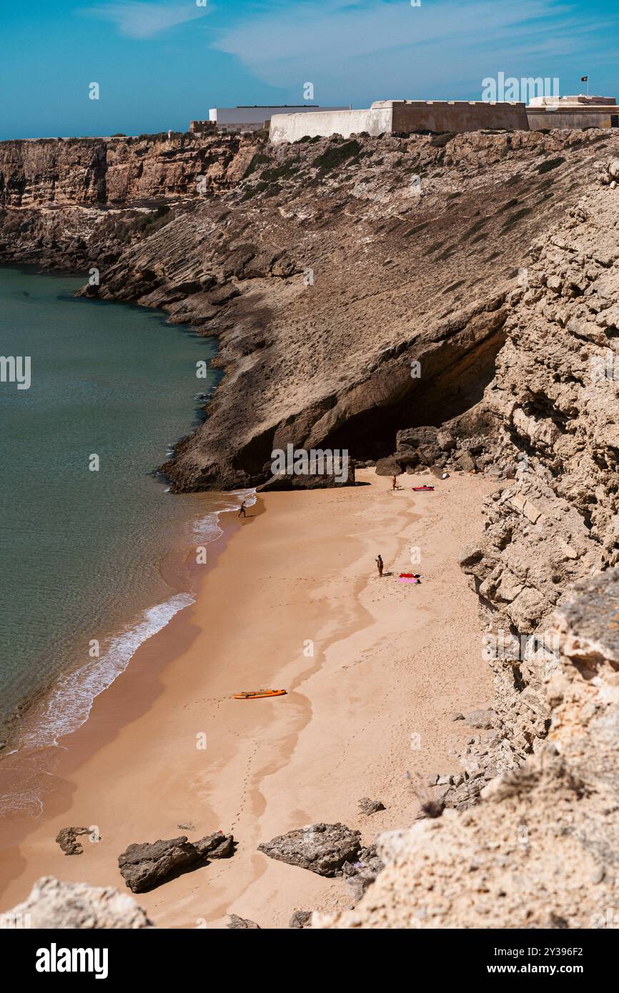 Vista panoramica della spiaggia Prainha Das Pocasby dalla scogliera, Portogallo. Foto Stock