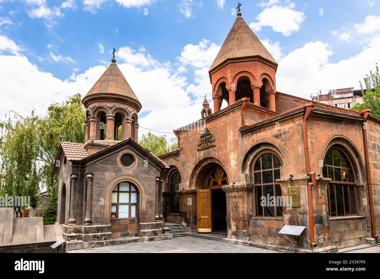 Mausoleo della Cappella di Sant'Anania Apostolo e Chiesa di Sant'Astvatsatsin (Santa madre di Dio) nella città di Erevan in mattinata d'estate Foto Stock