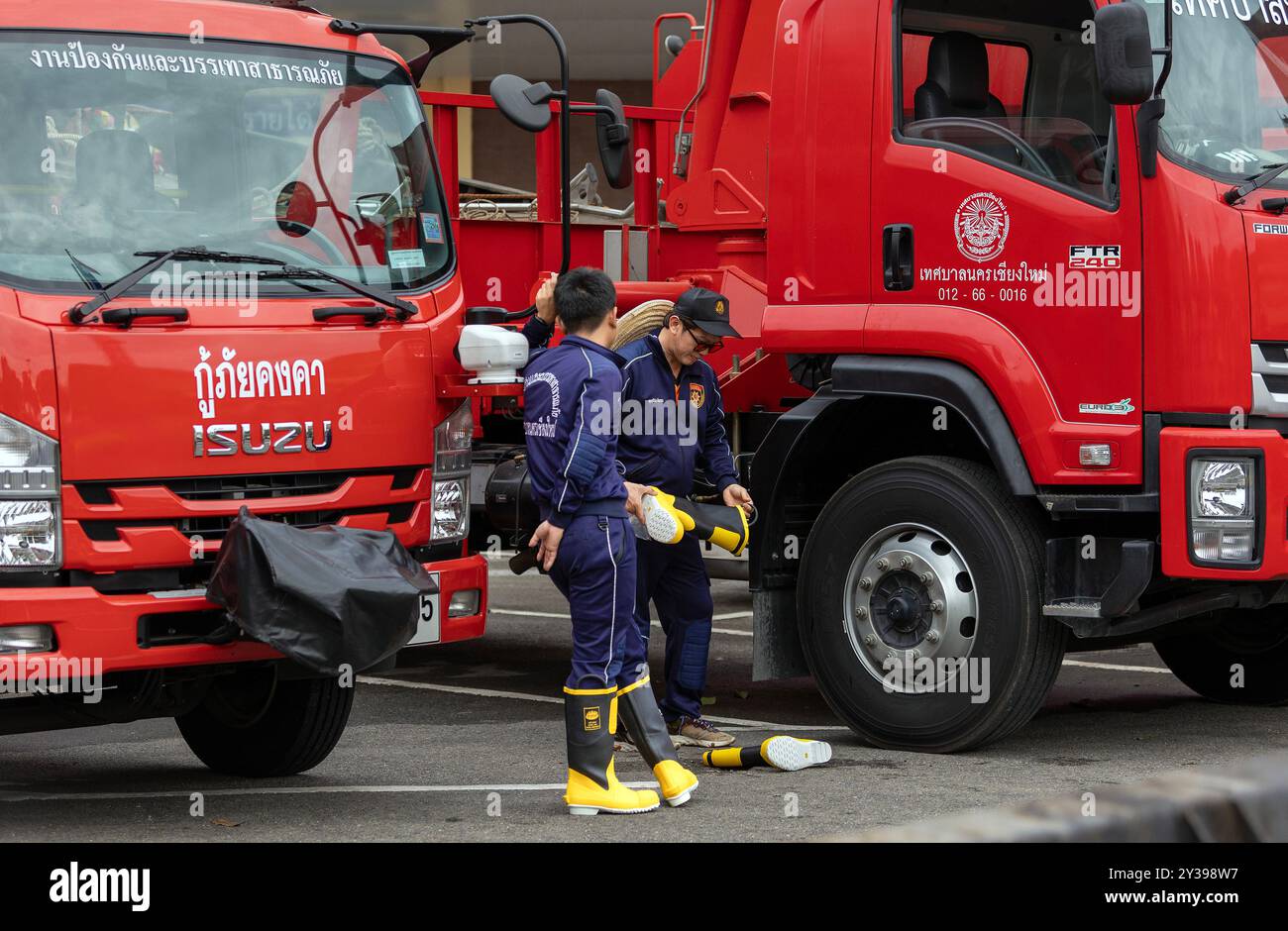 Chiang mai, Thailandia. 13 settembre 2024. Un ufficiale di soccorso del comune di Chiang mai sta indossando gli stivali prima di partire per assistere le vittime delle inondazioni nel distretto di Mae ai, Chiang mai, Thailandia. Per affrontare il problema delle inondazioni nel distretto di Mae ai, il comune di Chiang mai ha schierato personale e attrezzature, tra cui veicoli di soccorso, imbarcazioni a fondo piatto, petroliere, gru, escavatori, camion e ambulanze, per assistere le vittime delle inondazioni. L'operazione dovrebbe richiedere circa 5 giorni. Credito: SOPA Images Limited/Alamy Live News Foto Stock
