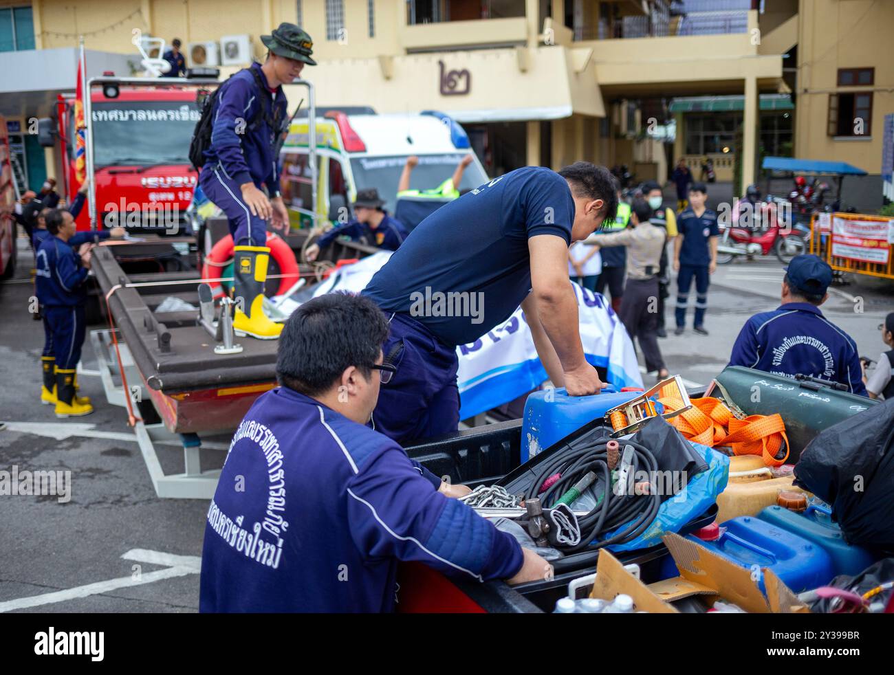 Chiang mai, Thailandia. 13 settembre 2024. I funzionari di soccorso del comune di Chiang mai stanno preparando le attrezzature prima di partire per assistere le vittime delle inondazioni nel distretto di Mae ai, Chiang mai, Thailandia. Per affrontare il problema delle inondazioni nel distretto di Mae ai, il comune di Chiang mai ha schierato personale e attrezzature, tra cui veicoli di soccorso, imbarcazioni a fondo piatto, petroliere, gru, escavatori, camion e ambulanze, per assistere le vittime delle inondazioni. L'operazione dovrebbe richiedere circa 5 giorni. (Foto di Pongmanat Tasiri/SOPA Images/Sipa USA) credito: SIPA USA/Alamy Live News Foto Stock