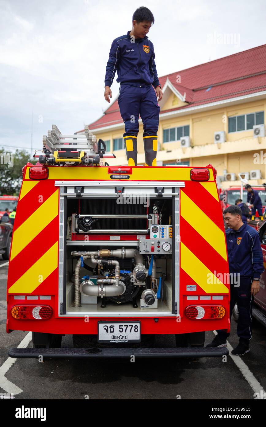Chiang mai, Thailandia. 13 settembre 2024. I funzionari di soccorso della municipalità di Chiang mai stanno ispezionando il veicolo di soccorso prima di uscire per assistere le vittime delle inondazioni nel distretto di Mae ai, Chiang mai, Thailandia. Per affrontare il problema delle inondazioni nel distretto di Mae ai, il comune di Chiang mai ha schierato personale e attrezzature, tra cui veicoli di soccorso, imbarcazioni a fondo piatto, petroliere, gru, escavatori, camion e ambulanze, per assistere le vittime delle inondazioni. L'operazione dovrebbe richiedere circa 5 giorni. (Foto di Pongmanat Tasiri/SOPA Images/Sipa USA) credito: SIPA USA/Alamy Live News Foto Stock