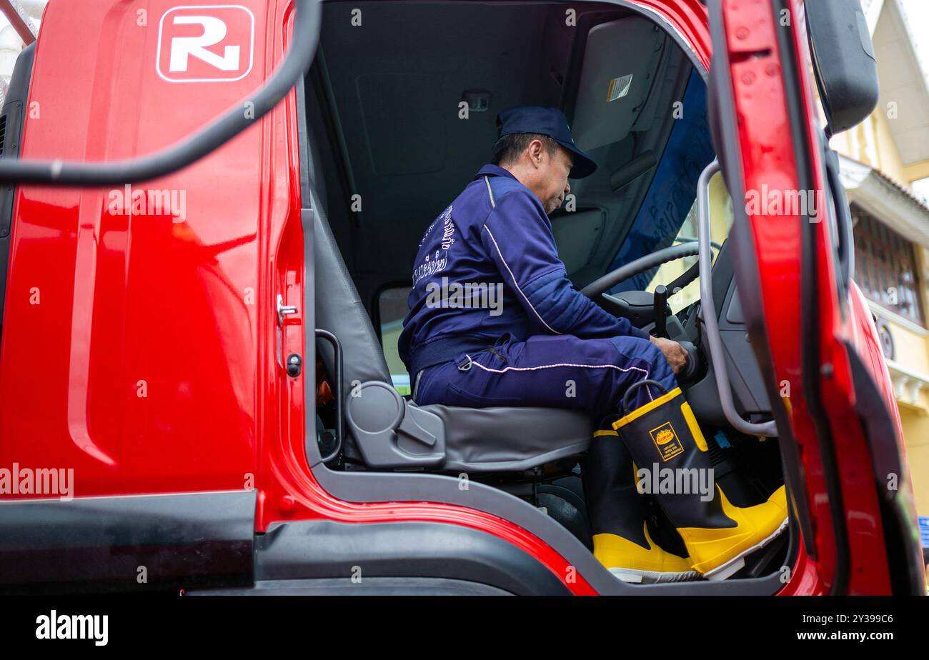 Chiang mai, Thailandia. 13 settembre 2024. Un ufficiale di soccorso del comune di Chiang mai sta preparando il veicolo di soccorso prima di partire per assistere le vittime delle inondazioni nel distretto di Mae ai, Chiang mai, Thailandia. Per affrontare il problema delle inondazioni nel distretto di Mae ai, il comune di Chiang mai ha schierato personale e attrezzature, tra cui veicoli di soccorso, imbarcazioni a fondo piatto, petroliere, gru, escavatori, camion e ambulanze, per assistere le vittime delle inondazioni. L'operazione dovrebbe richiedere circa 5 giorni. (Foto di Pongmanat Tasiri/SOPA Images/Sipa USA) credito: SIPA USA/Alamy Live News Foto Stock