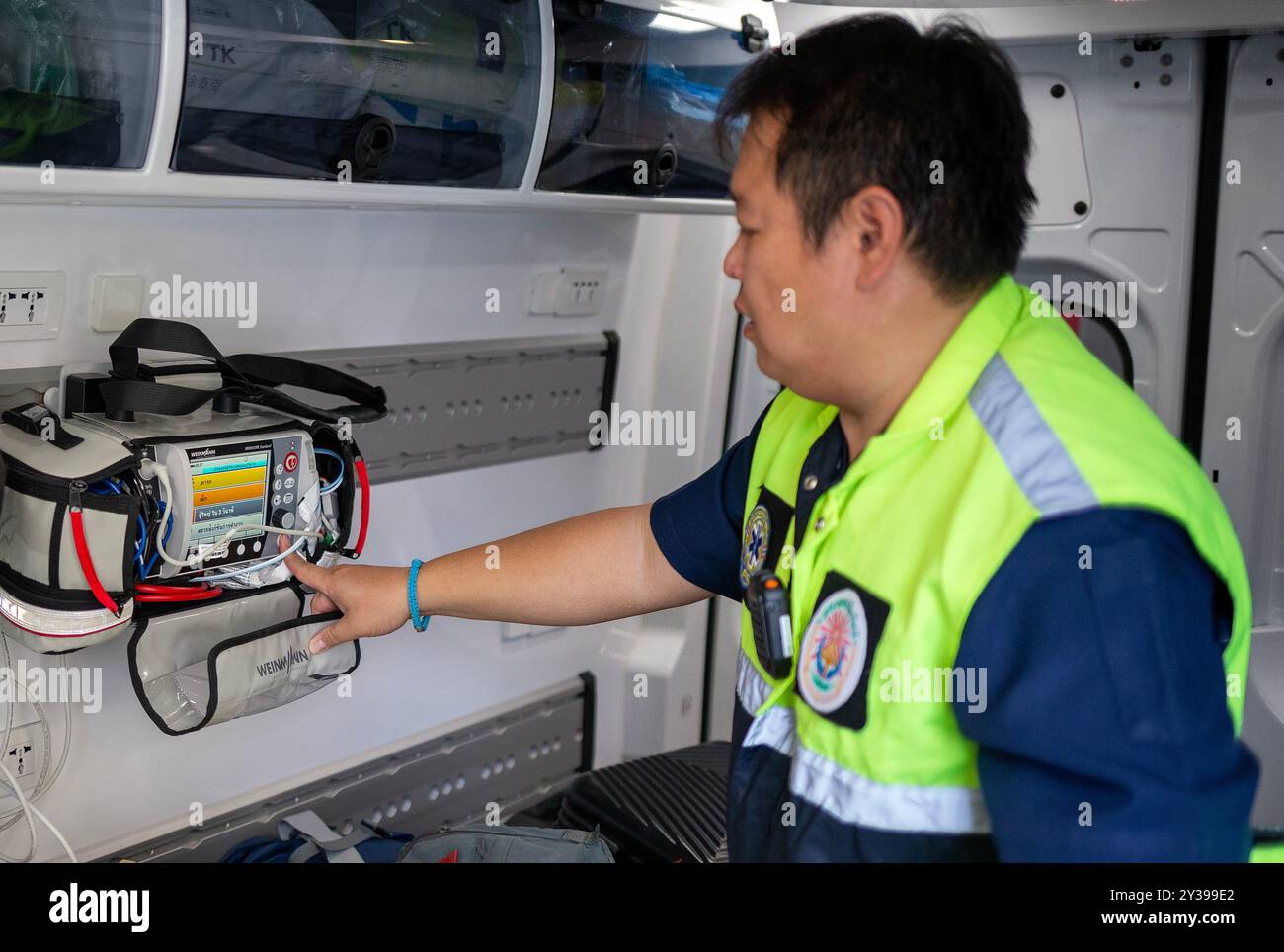 Chiang mai, Thailandia. 13 settembre 2024. Un ufficiale di soccorso del comune di Chiang mai sta testando le attrezzature nell'ambulanza prima di partire per assistere le vittime delle inondazioni nel distretto di Mae ai, Chiang mai, Thailandia. Per affrontare il problema delle inondazioni nel distretto di Mae ai, il comune di Chiang mai ha schierato personale e attrezzature, tra cui veicoli di soccorso, imbarcazioni a fondo piatto, petroliere, gru, escavatori, camion e ambulanze, per assistere le vittime delle inondazioni. L'operazione dovrebbe richiedere circa 5 giorni. (Foto di Pongmanat Tasiri/SOPA Images/Sipa USA) credito: SIPA USA/Alamy Live News Foto Stock