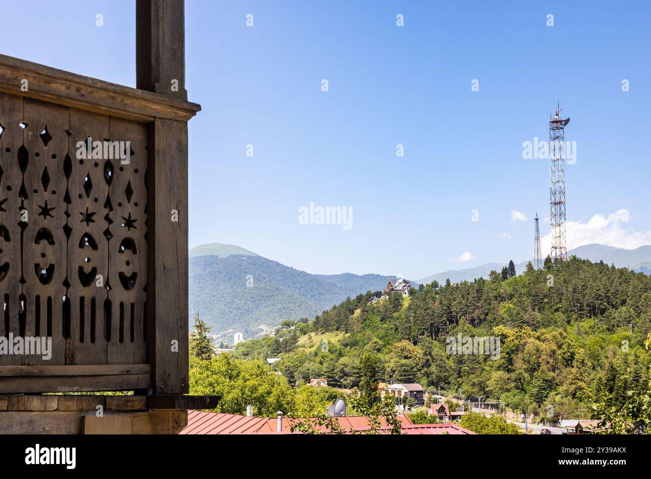 Vista della collina verde con torre di comunicazione nella città di Dilijan nelle soleggiate giornate estive Foto Stock