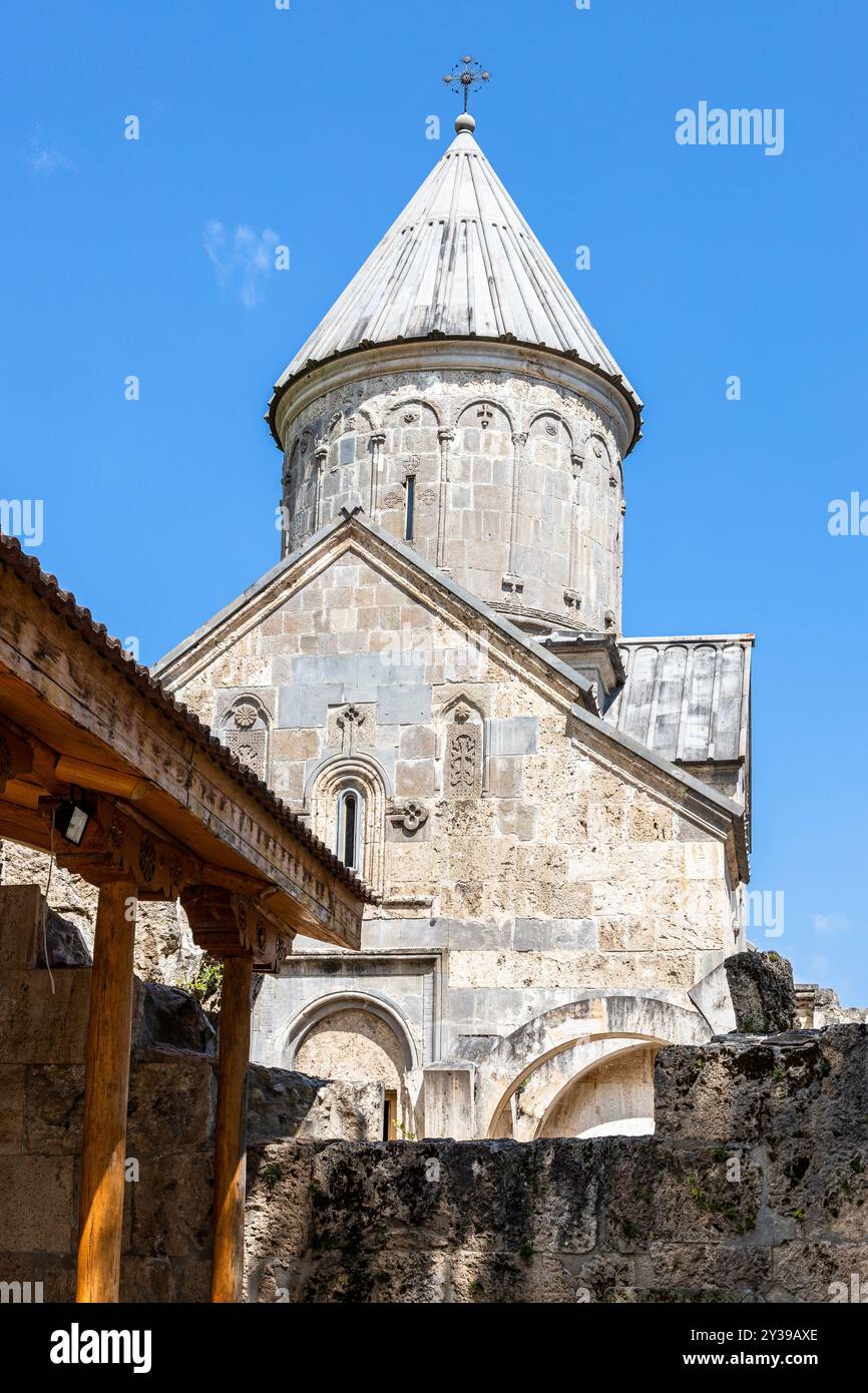 cupola della chiesa di Sant'Astvatsatsin nel monastero di Haghartsin vicino alla città di Dilijan nella provincia di Tavush in Armenia, durante il sole del giorno estivo Foto Stock