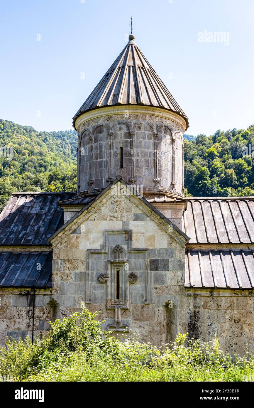 Costruzione della chiesa di Sant'Astvatsatsin nel monastero di Haghartsin vicino alla città di Dilijan nella provincia di Tavush in Armenia, nelle soleggiate giornate estive Foto Stock