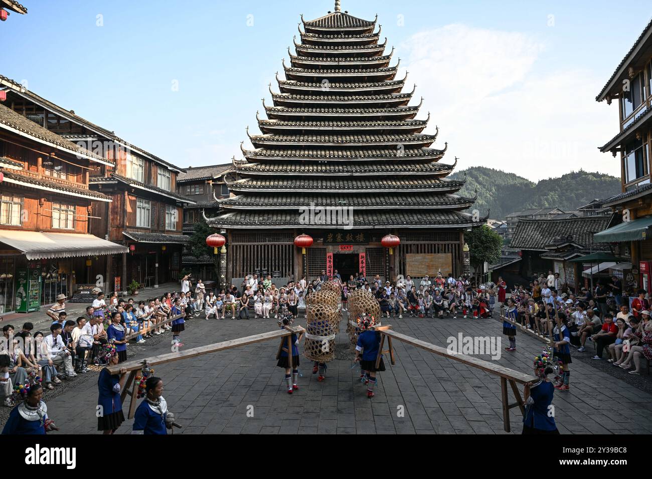 (240913) -- NANNING, 13 settembre 2024 (Xinhua) -- i turisti godono delle consuetudini popolari del gruppo etnico Dong a Chengyang otto villaggi nella contea autonoma di Sanjiang Dong, nella regione autonoma di Guangxi Zhuang della Cina meridionale, 28 agosto 2024. Essendo la contea più popolosa per il gruppo etnico Dong in Cina, la contea autonoma di Sanjiang Dong è rinomata per la cultura colorata del gruppo etnico Dong. Gli otto villaggi di Chengyang, un 5A o un'attrazione turistica di alto livello nella contea, ben preservano la cultura tradizionale del popolo Dong in termini di architettura, arte popolare e stili di vita. La grande canzone Foto Stock