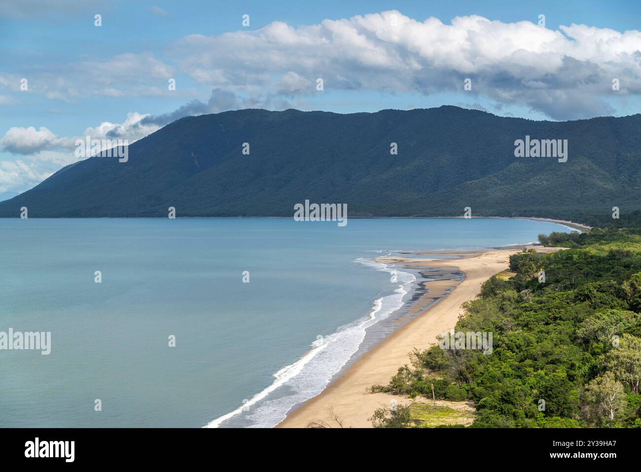 Splendida vista dal Rex Lookout su Coral SEE la costa sabbiosa del Queensland, Australia. Si trova a 20 km a sud di Port Douglas. Foto Stock