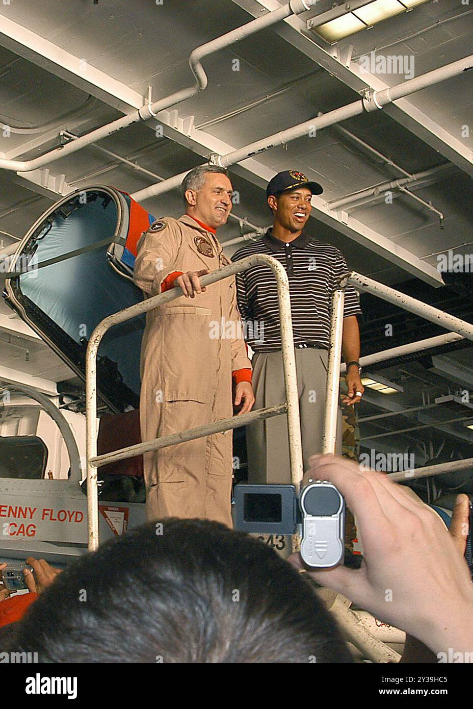 Golfo Persico (3 marzo 2004) - il golfista professionista Tiger Woods completa un tour di un F/A-18C assegnato ai "Wildcats" dello Strike Fighter Squadron One Three One (VFA-131) a bordo della portaerei nucleare USS George Washington (CVN 73). Foto Stock