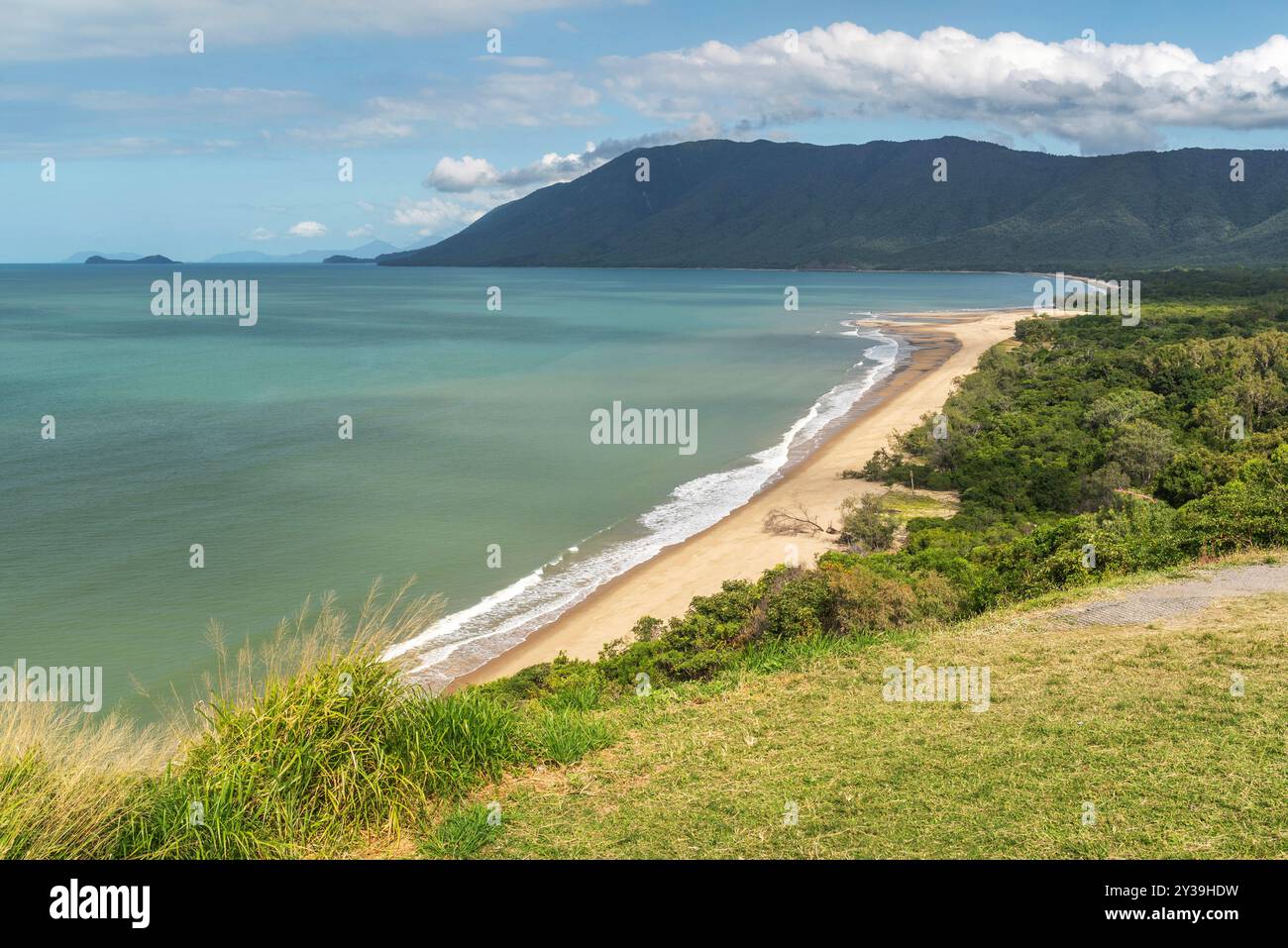 Splendida vista dal Rex Lookout su Coral SEE la costa sabbiosa del Queensland, Australia. Si trova a 20 km a sud di Port Douglas. Foto Stock