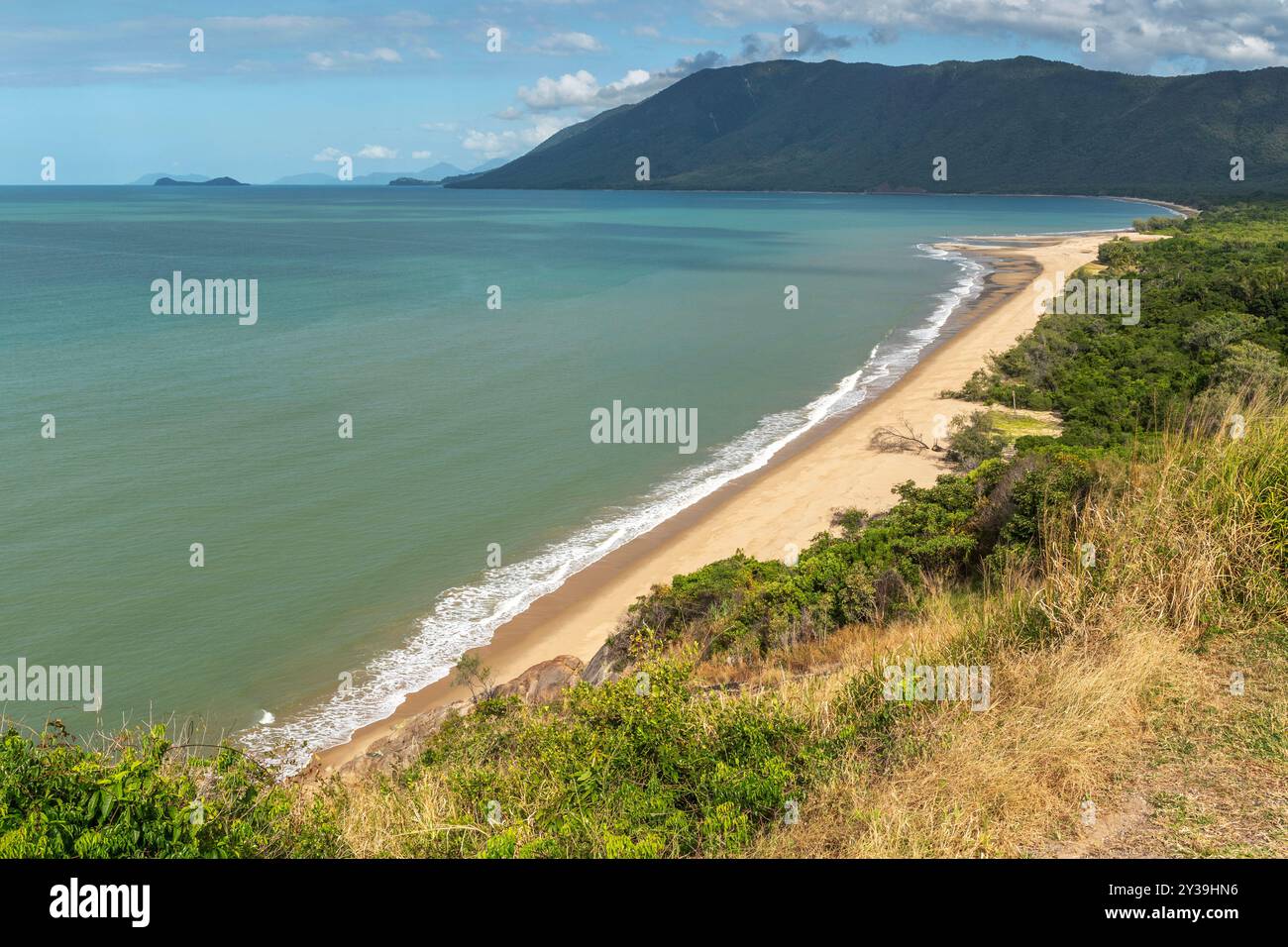 Splendida vista dal Rex Lookout su Coral SEE la costa sabbiosa del Queensland, Australia. Si trova a 20 km a sud di Port Douglas. Foto Stock