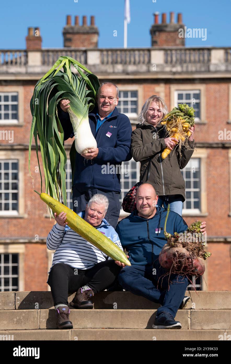 (Da sinistra a destra, indietro) Stephen Purvis con il suo porro di 8,960 kg che ha conquistato il primo posto nella categoria Leek più pesante, e Agata Soltysiak con la sua carota da 7,85 kg che ha conquistato il primo posto nella categoria Carrot più pesante, (da sinistra a destra, davanti) Carmel Atherton con il suo cetriolo gigante lungo un metro che ha conquistato il primo posto nella categoria dei cetrioli più lunghi e Chris Marriot con la sua barbabietola da 18,8 kg che ha conquistato il primo posto nella categoria Beetroot più pesante, durante il Giant Vegetable Competition, all'Harrogate Autumn Hall e al Ripby Gardens Show di New York. Data foto: Venerdì 13 settembre 2024. Foto Stock