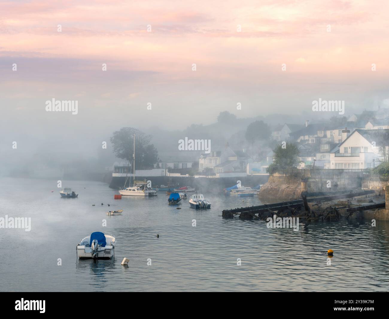 Appledore North Devon - subito dopo l'alba, una spessa sponda di nebbia rotola lungo l'estuario del fiume Torridge ad Appledore North Devon. Foto Stock