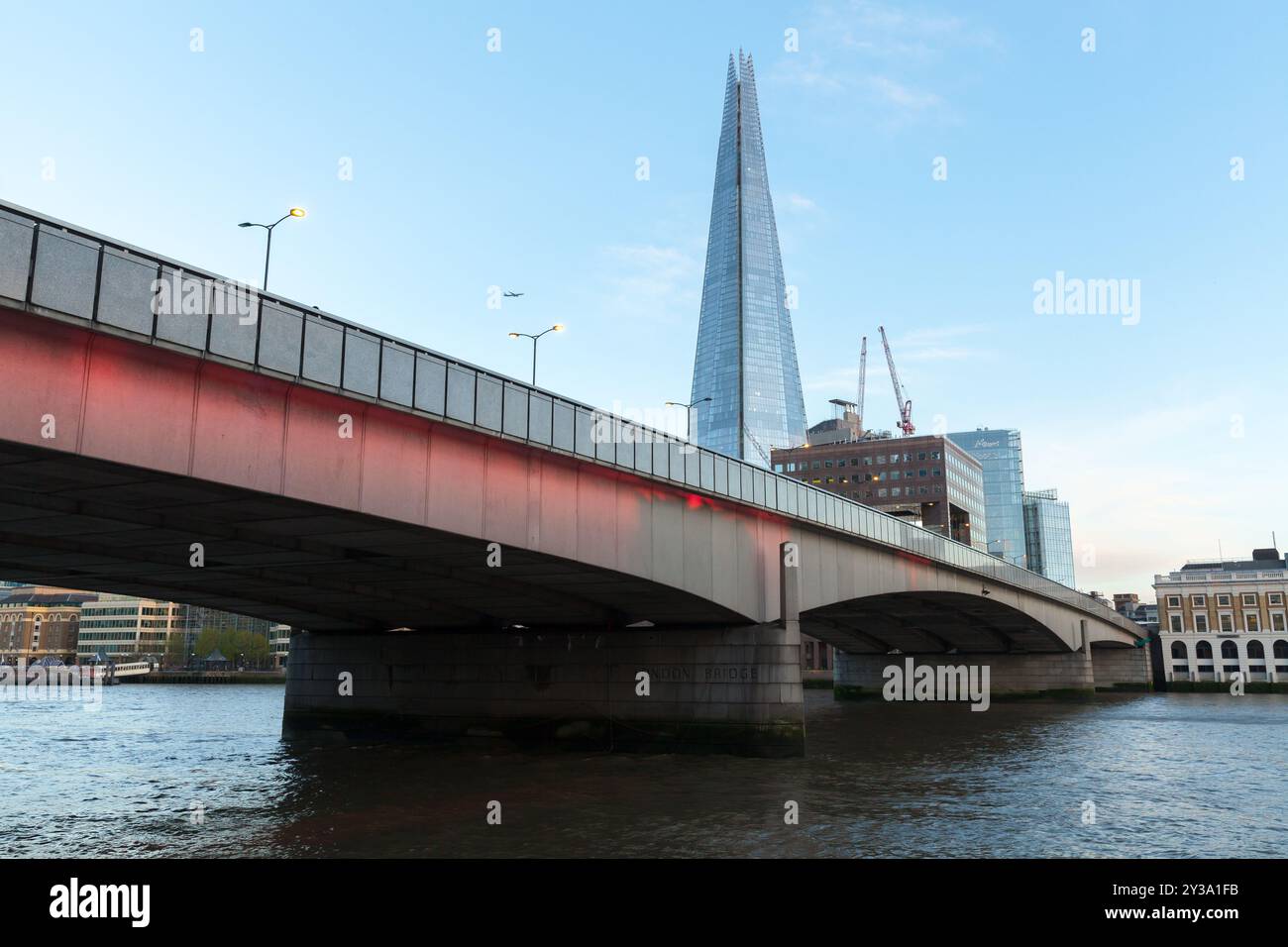Londra, Regno Unito - 25 aprile 2019: Vista della città di Londra con il London Bridge di giorno Foto Stock