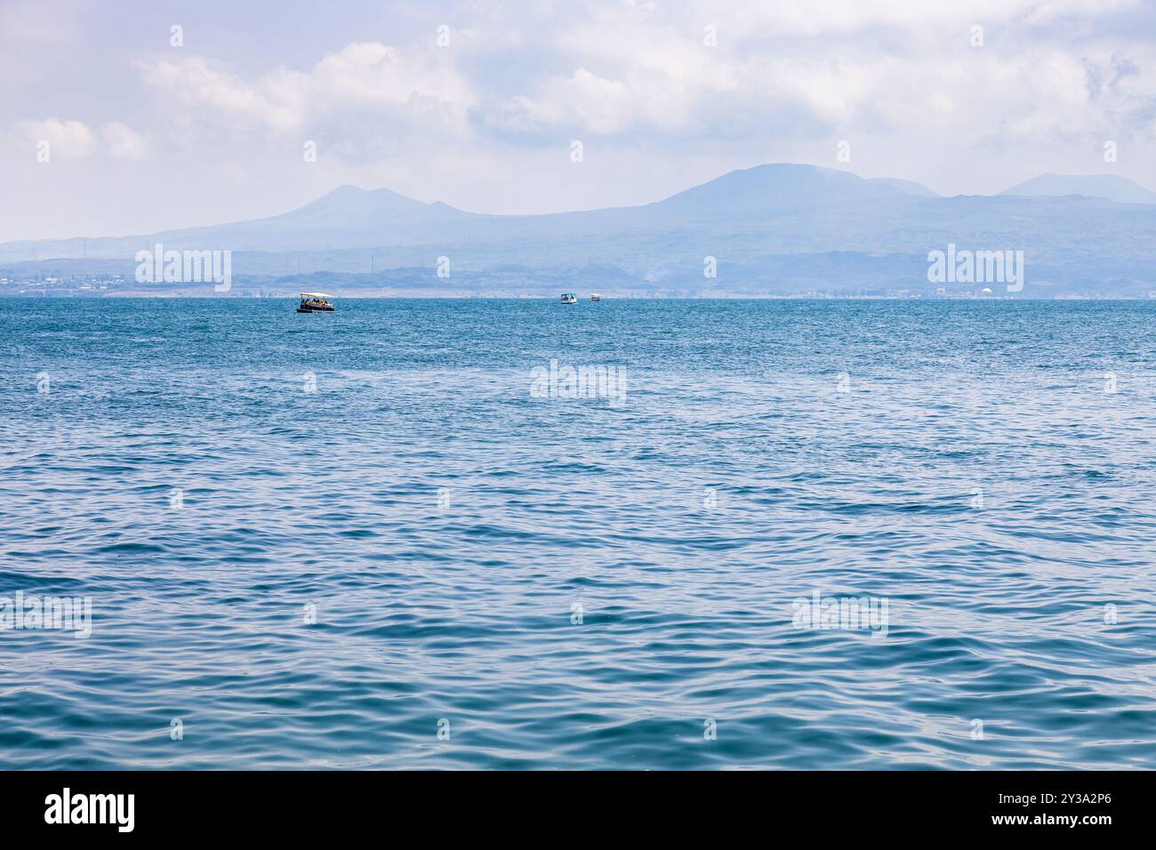 Vista sul lago Sevan, Armenia, nelle soleggiate giornate estive Foto Stock