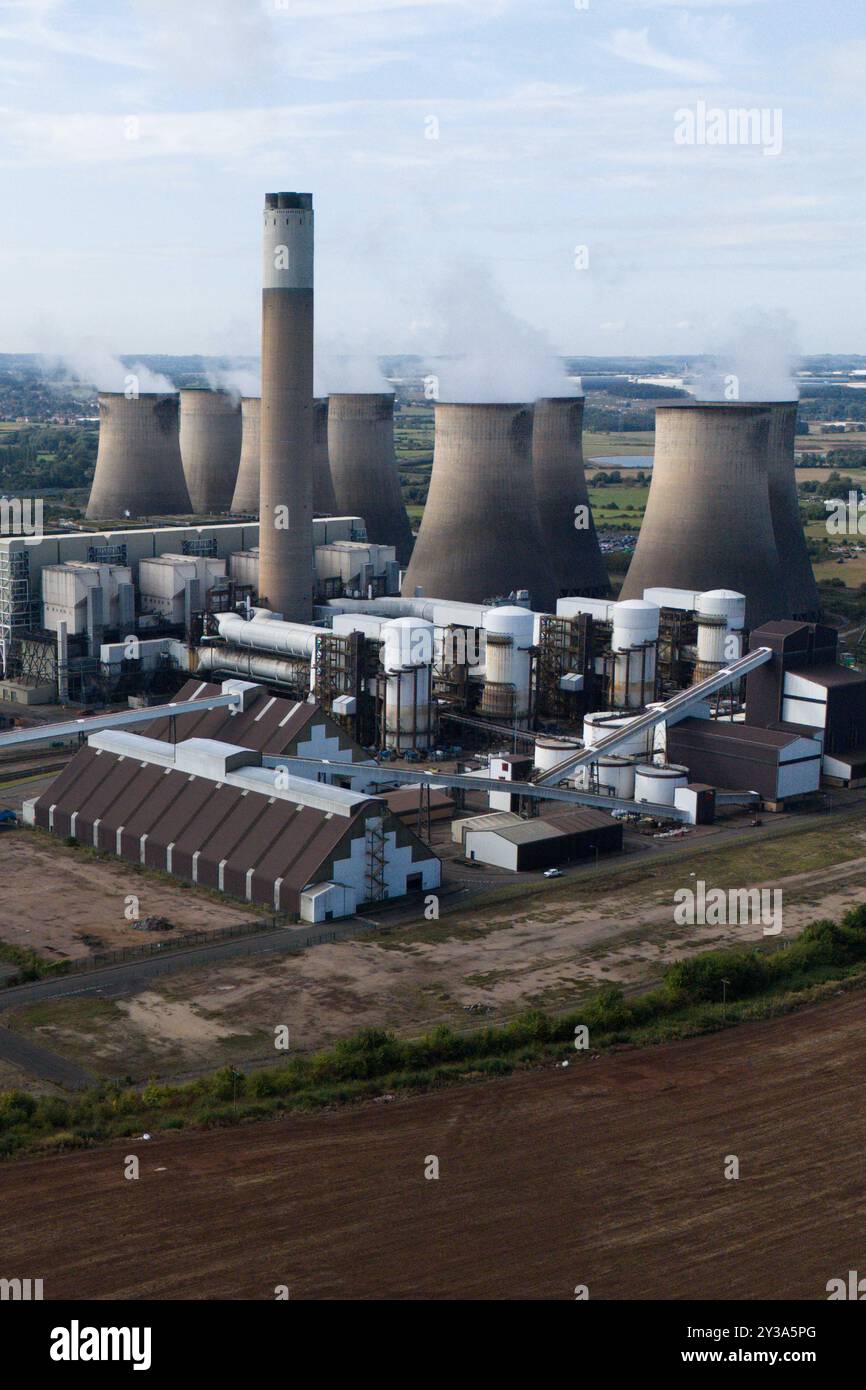 Vista del sito di 655 acri della centrale elettrica Ratcliffe-on-Soar nelle East Midlands, l'ultima centrale elettrica a carbone attivo del Regno Unito, che chiuderà il 30 settembre. La centrale elettrica, che è stata aperta dal Central Electricity Generating Board nel 1967, produce elettricità da 57 anni. Data foto: Venerdì 13 settembre 2024. Foto Stock